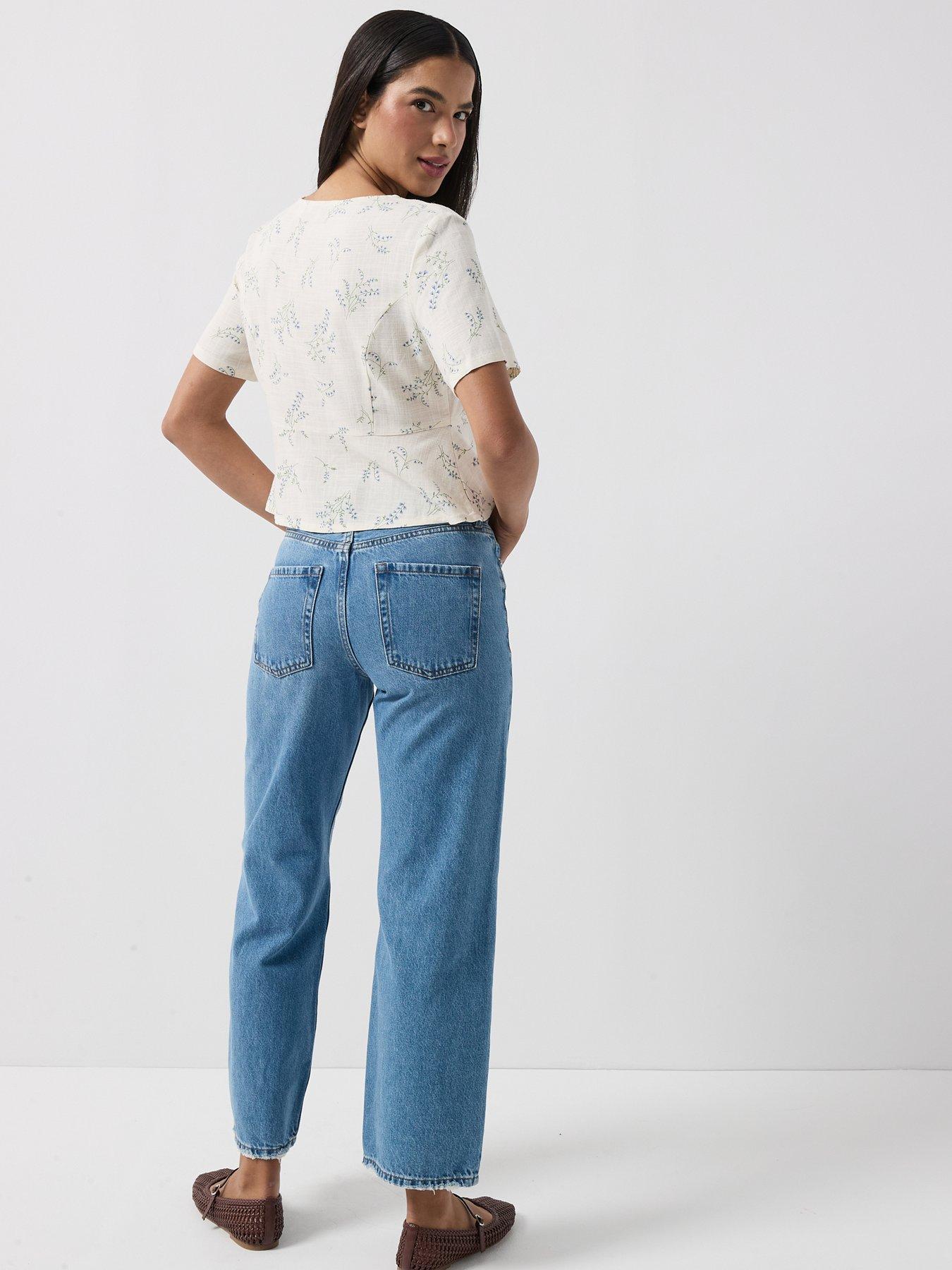 Image 5 of 5 of Only Onllyrida Short Sleeve V-Neck Top - White