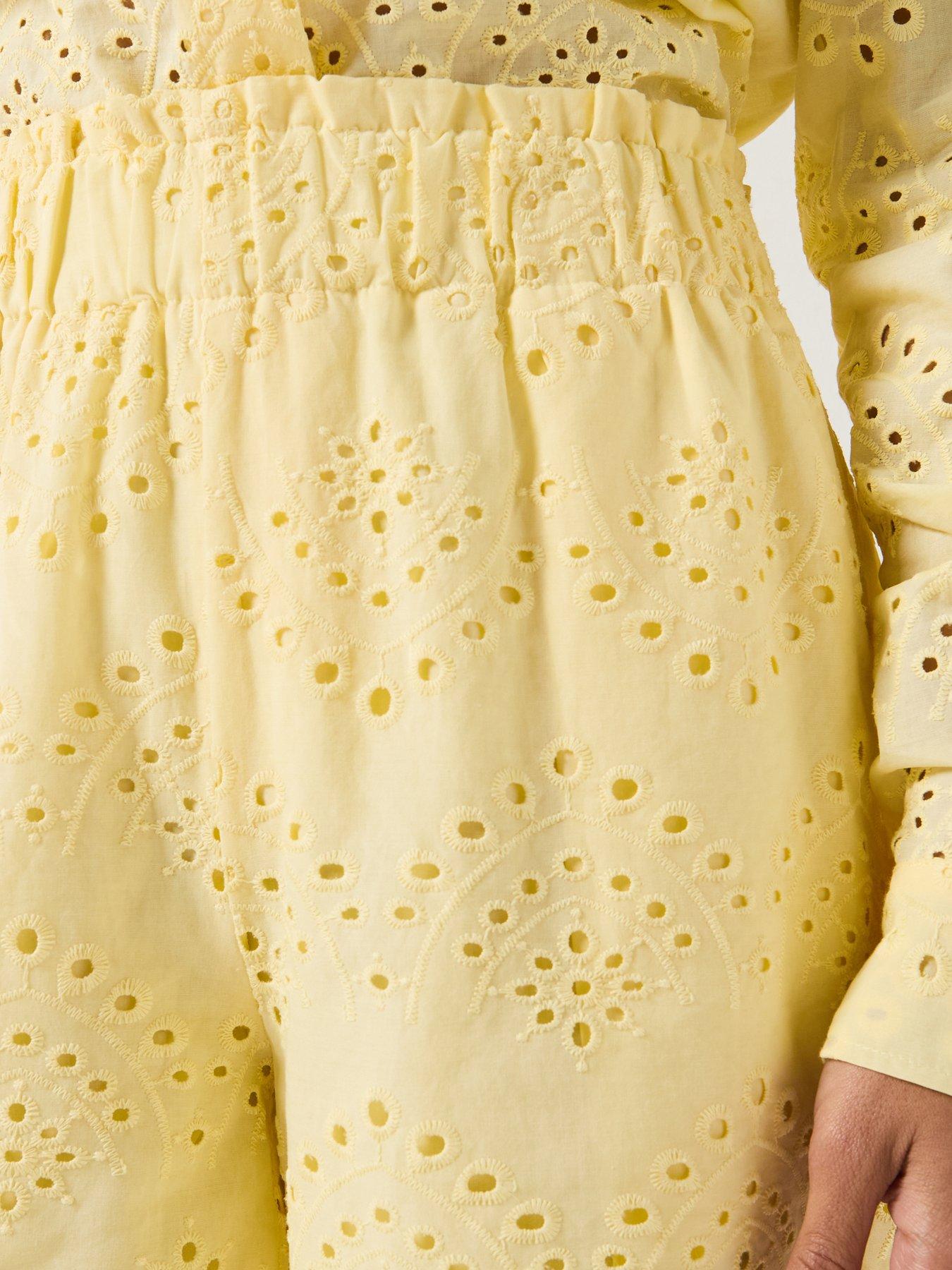 Image 4 of 5 of PIECES Pcvilde Mw Shorts Wvn Noos - Yellow