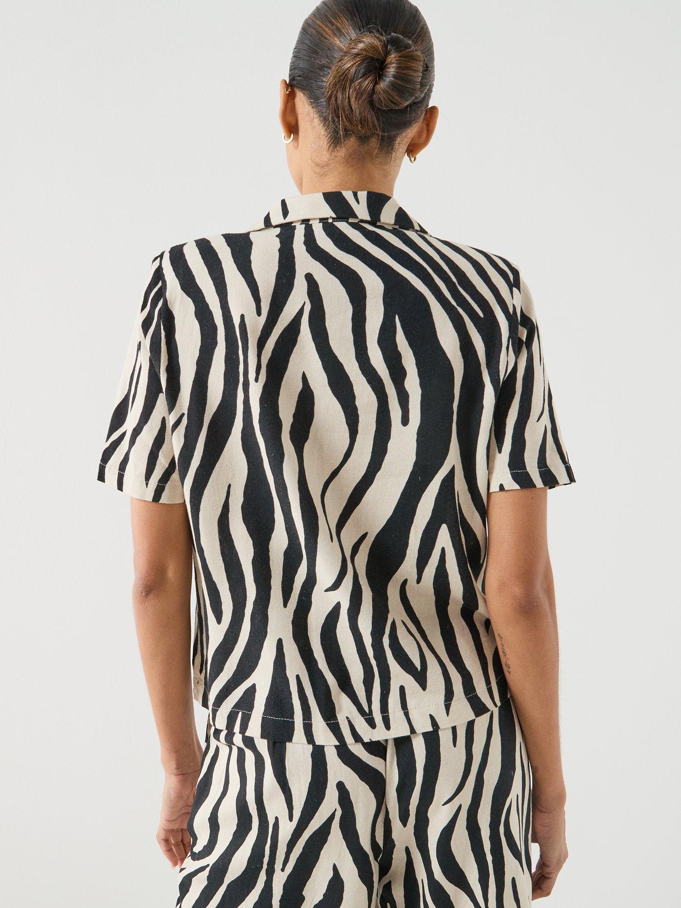Image 2 of 5 of Vero Moda Vmmymilo Short Sleeve Short Blazer Wvn Ga - Grey
