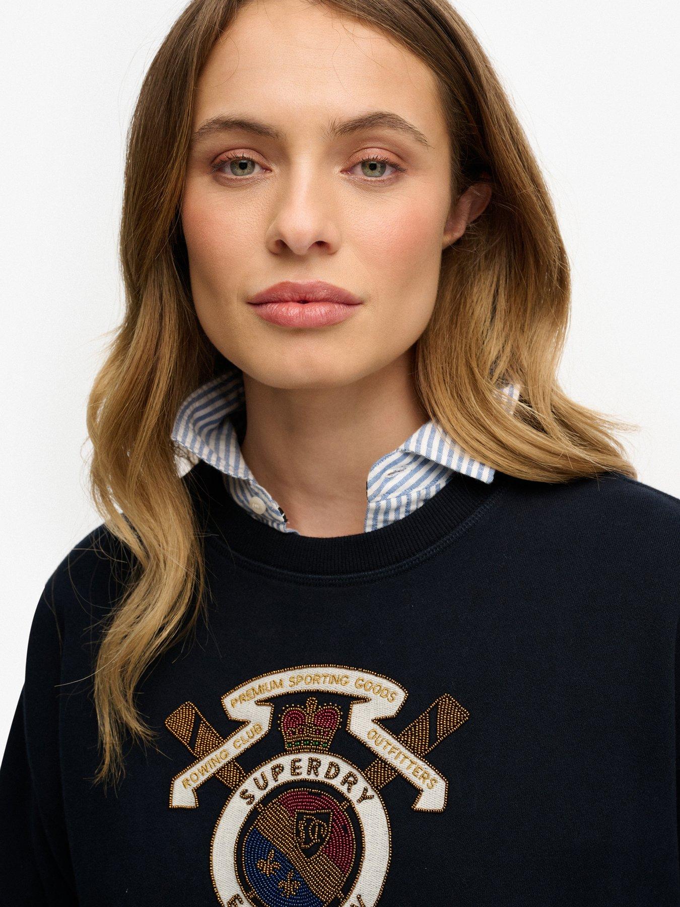 superdry-crest-loose-crew-sweatshirt-blueoutfit