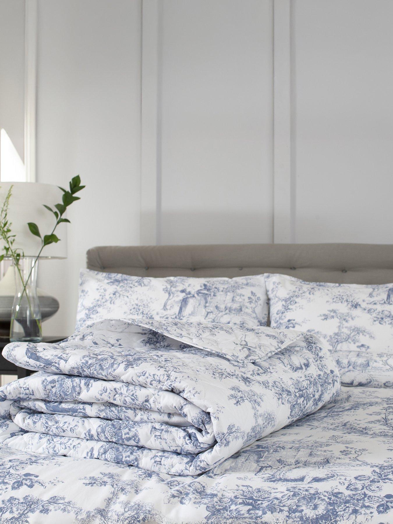 the-lyndon-co-tlc-2021-toile-bedspread-king-blueoutfit