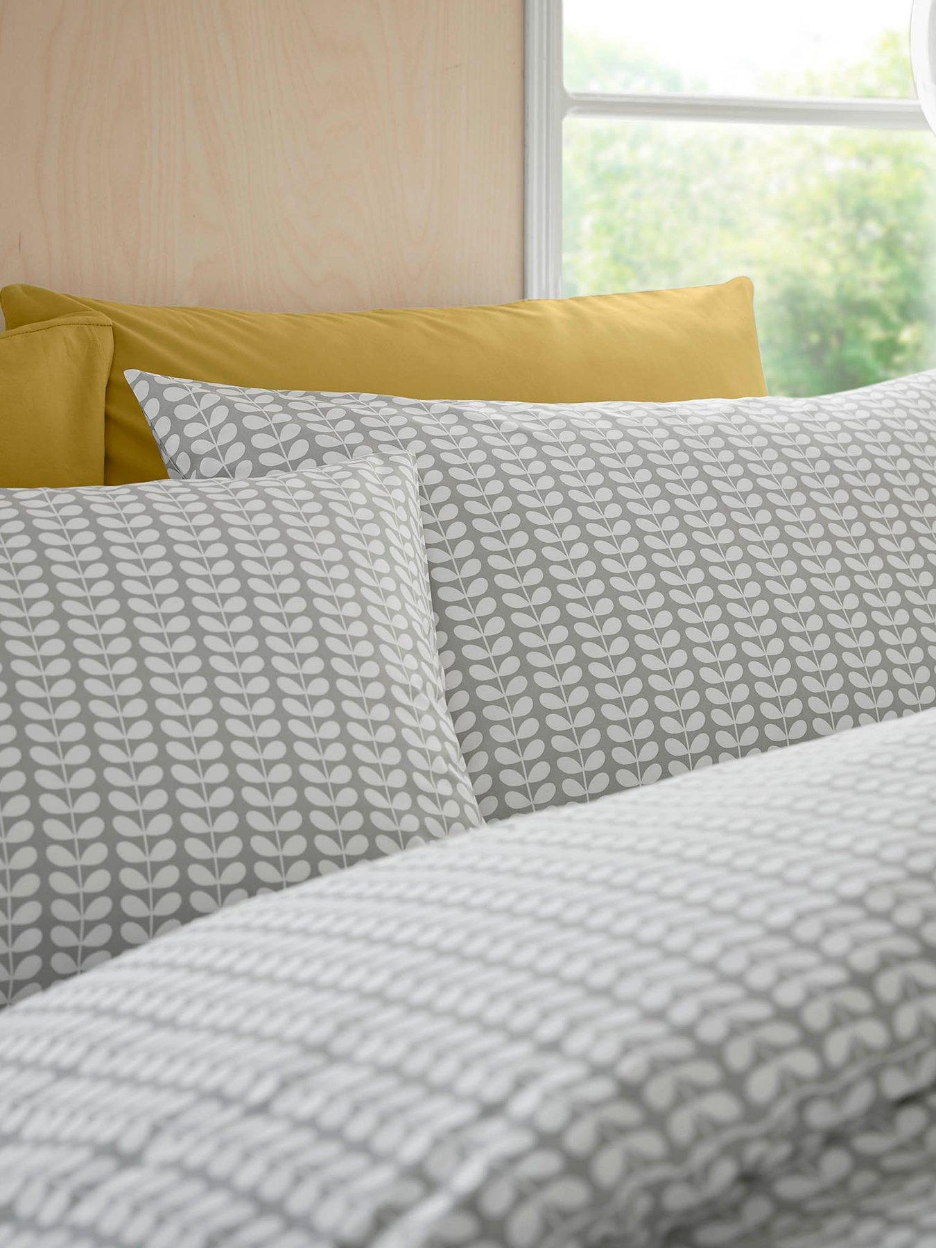 orla-kiely-tiny-stem-100-cotton-light-cool-grey-quilt-coverback