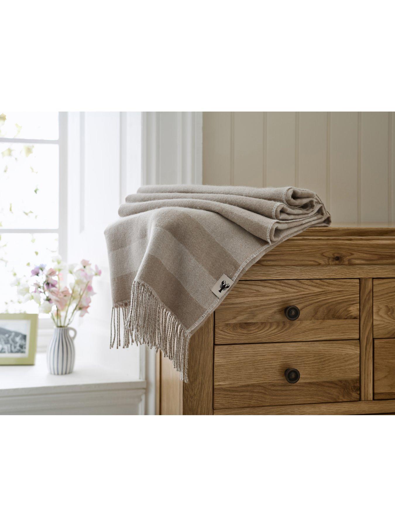 deyongs-lc-stives-throw-130x160cmoutfit
