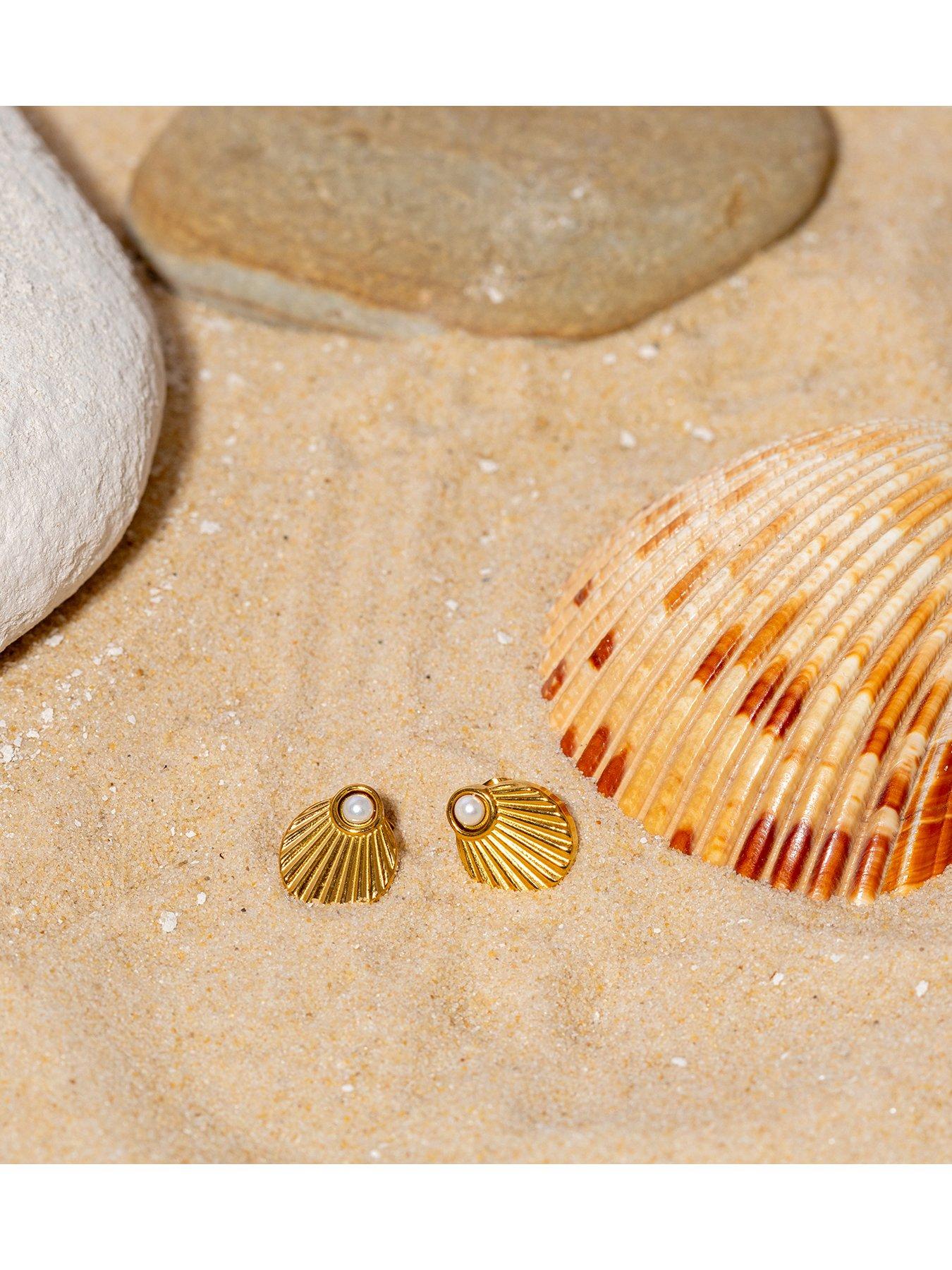 the-love-collection-shell-stainless-steel-ear-studs-with-pearloutfit