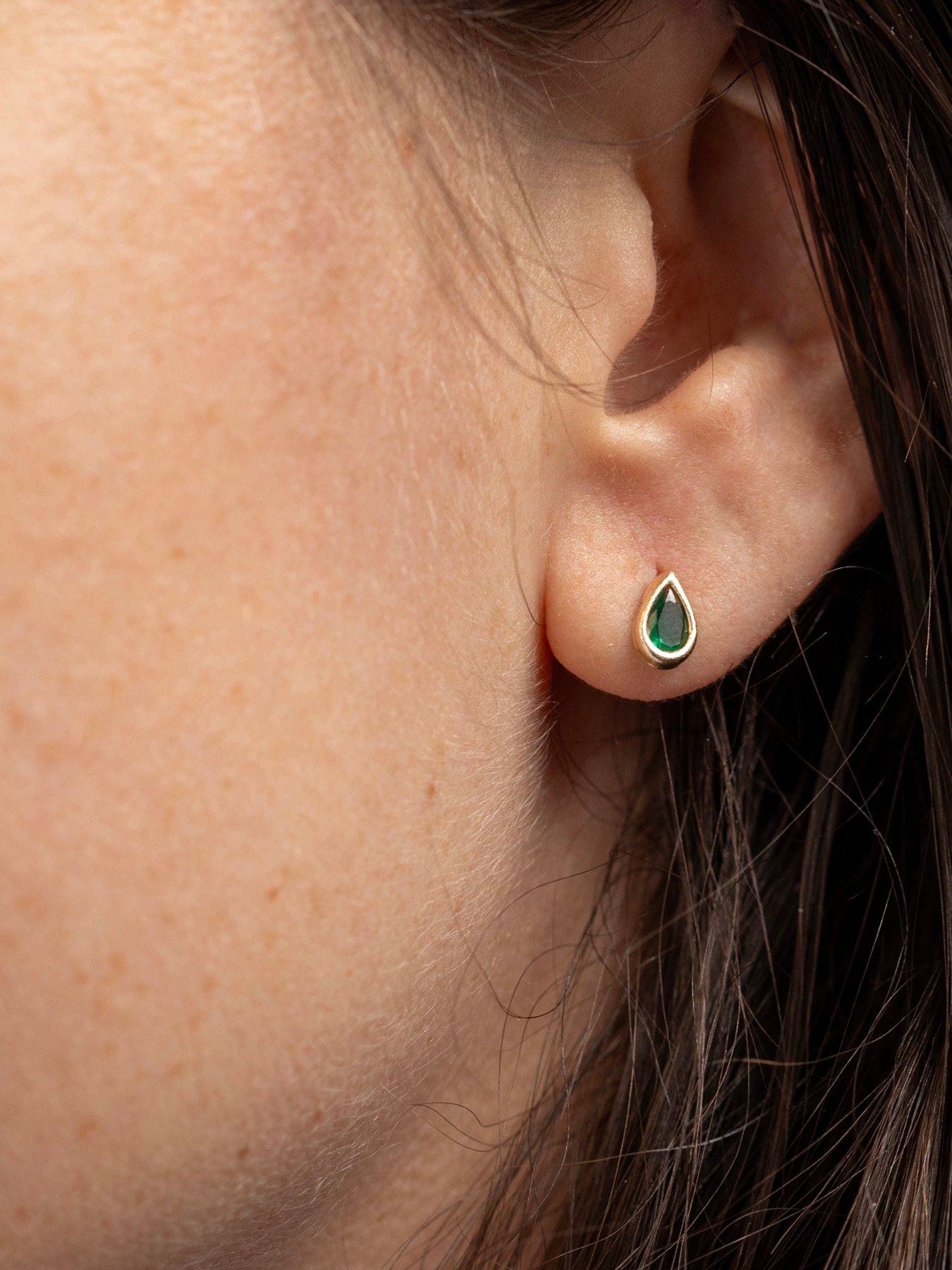 the-love-collection-9ct-yellow-gold-emerald-cz-teardrop-rubover-studstillFront