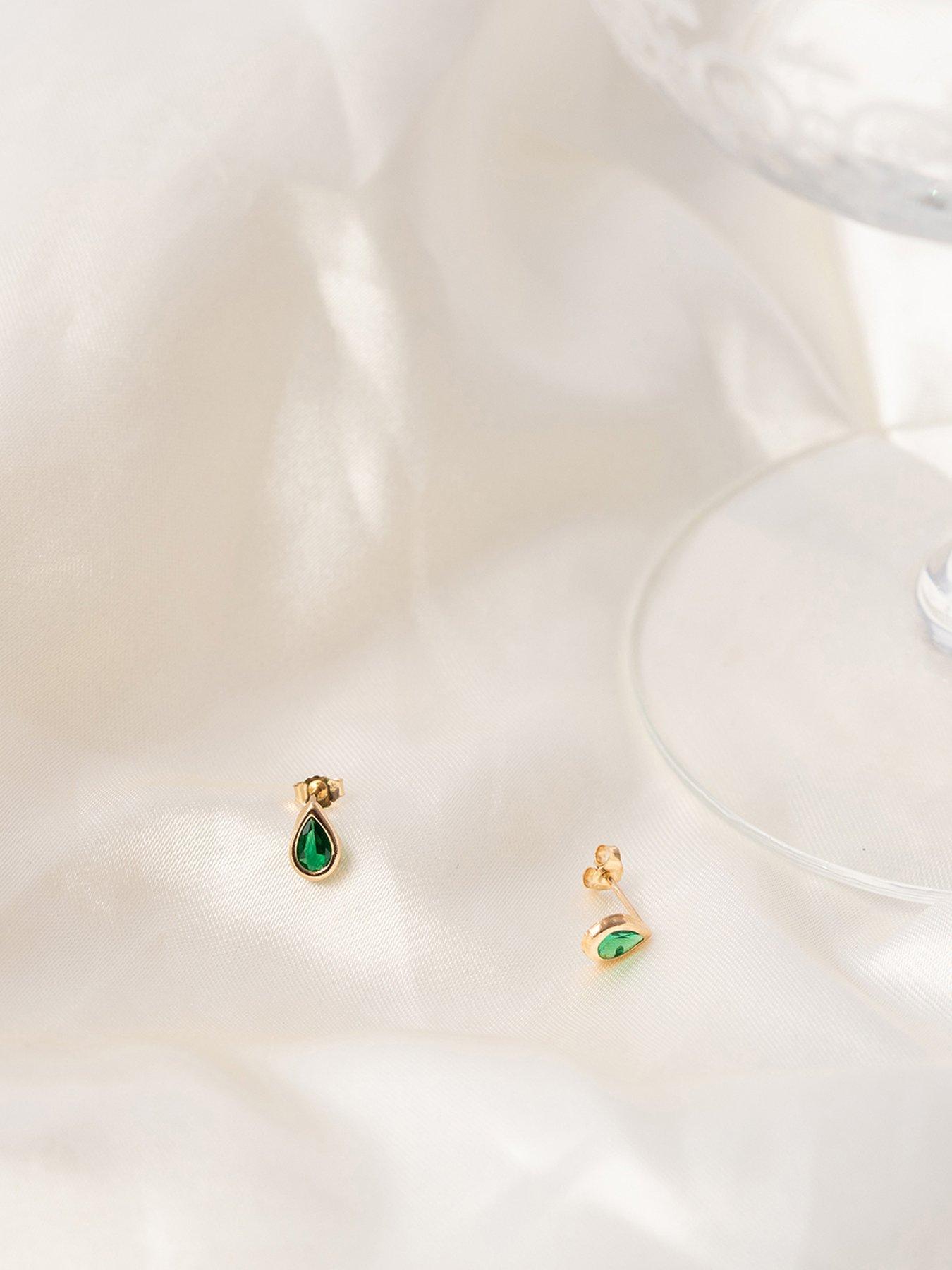 the-love-collection-9ct-yellow-gold-emerald-cz-teardrop-rubover-studoutfit