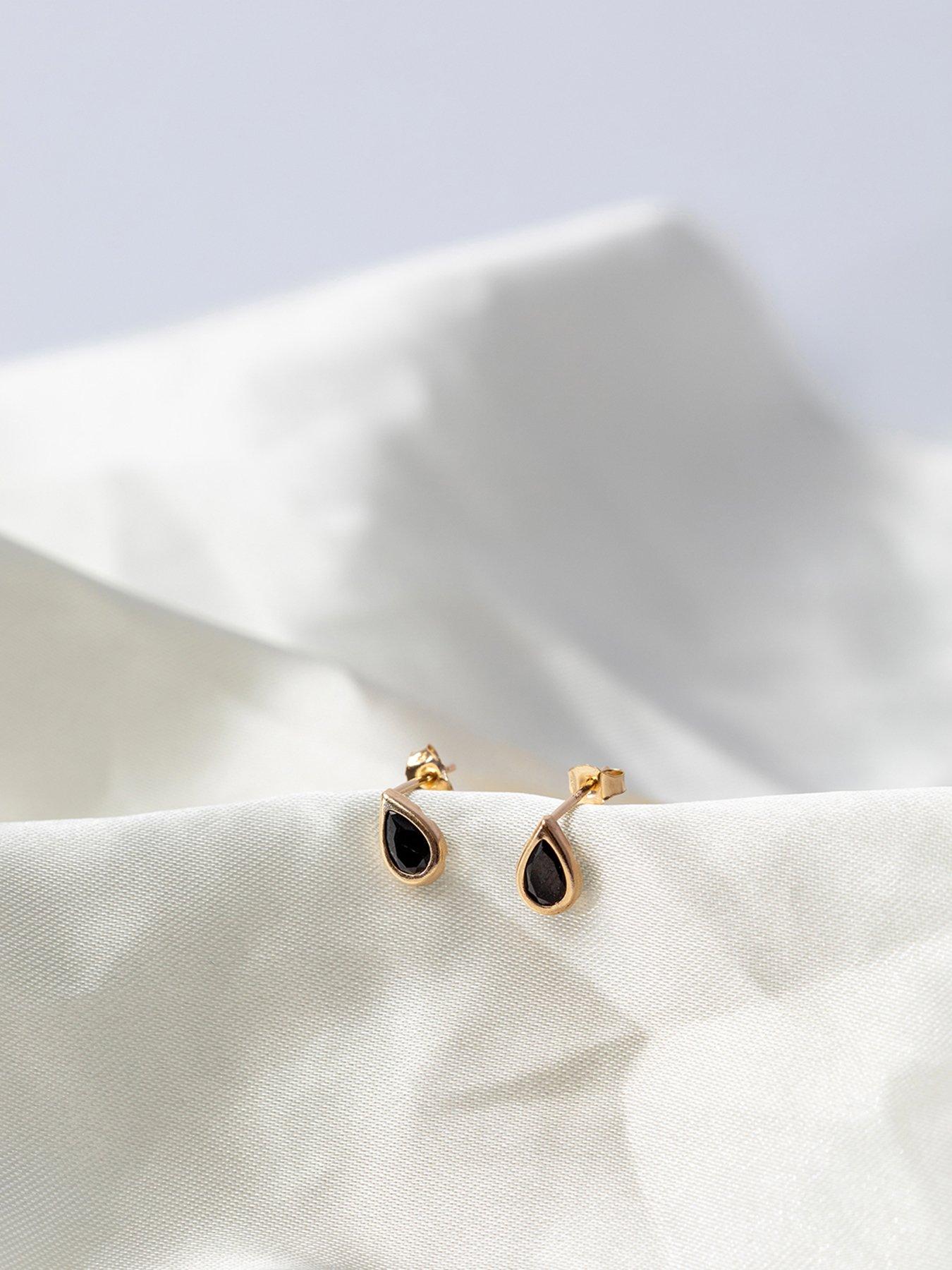 the-love-collection-9ct-yellow-gold-sapphire-teardrop-rubover-studoutfit