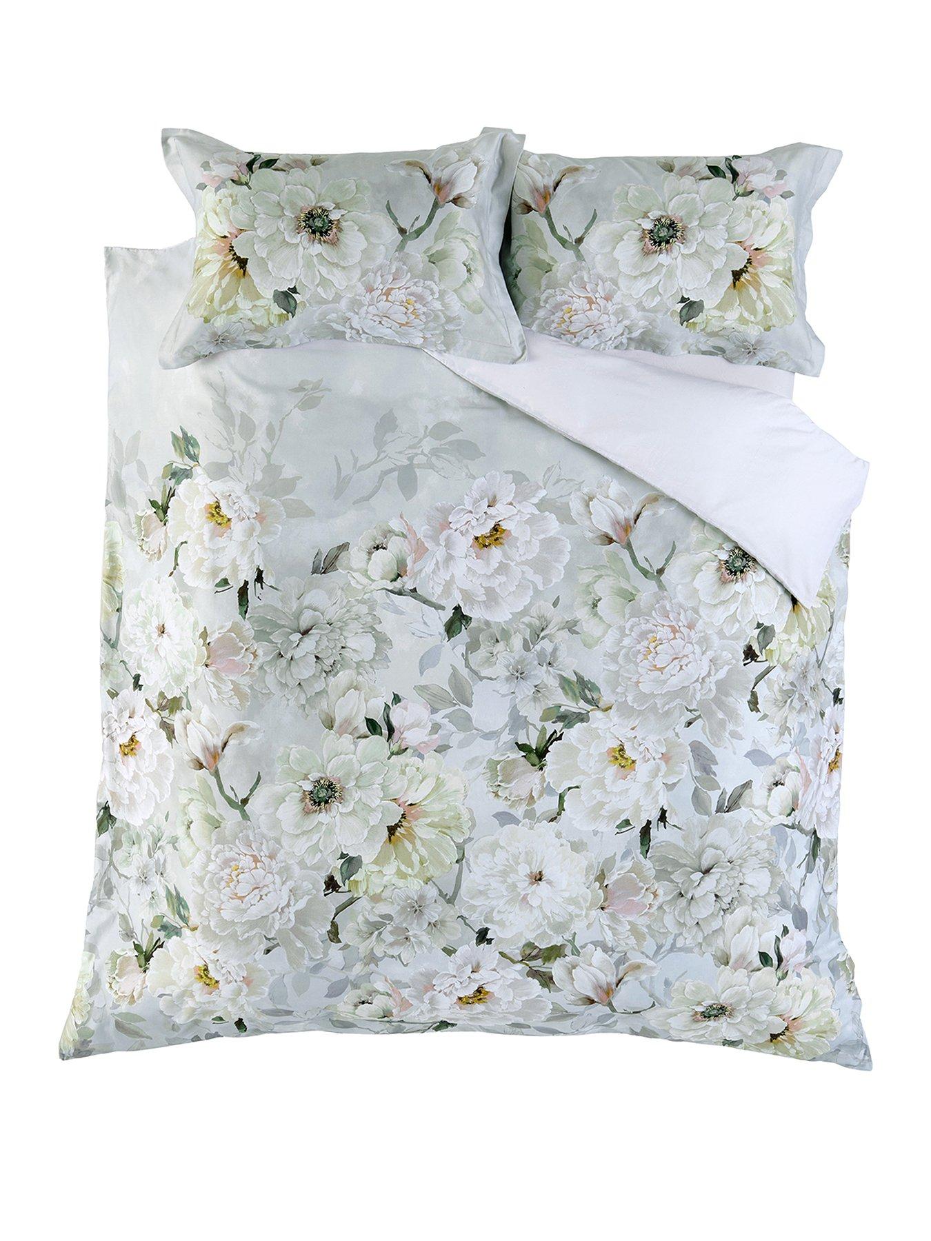 designers-guild-fleur-blanche-100-cotton-sateen-platinum-quilt-setstillFront
