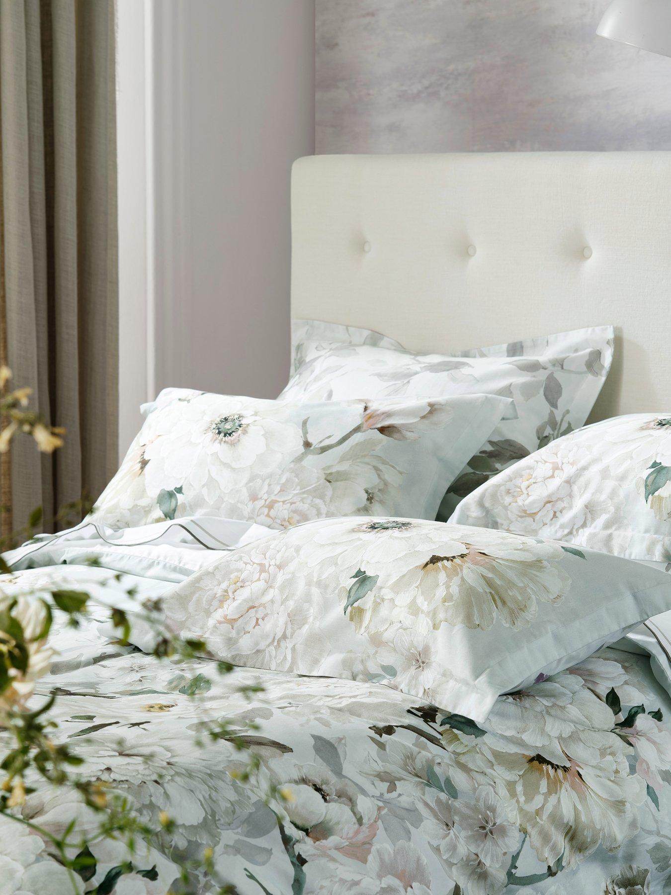 designers-guild-fleur-blanche-100-cotton-sateen-platinum-quilt-setback