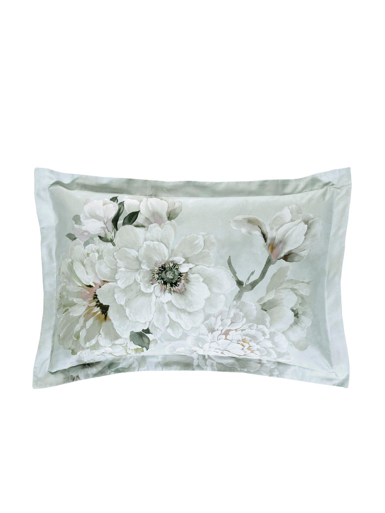 designers-guild-fleur-blanche-100-cotton-sateen-platinum-quilt-setoutfit