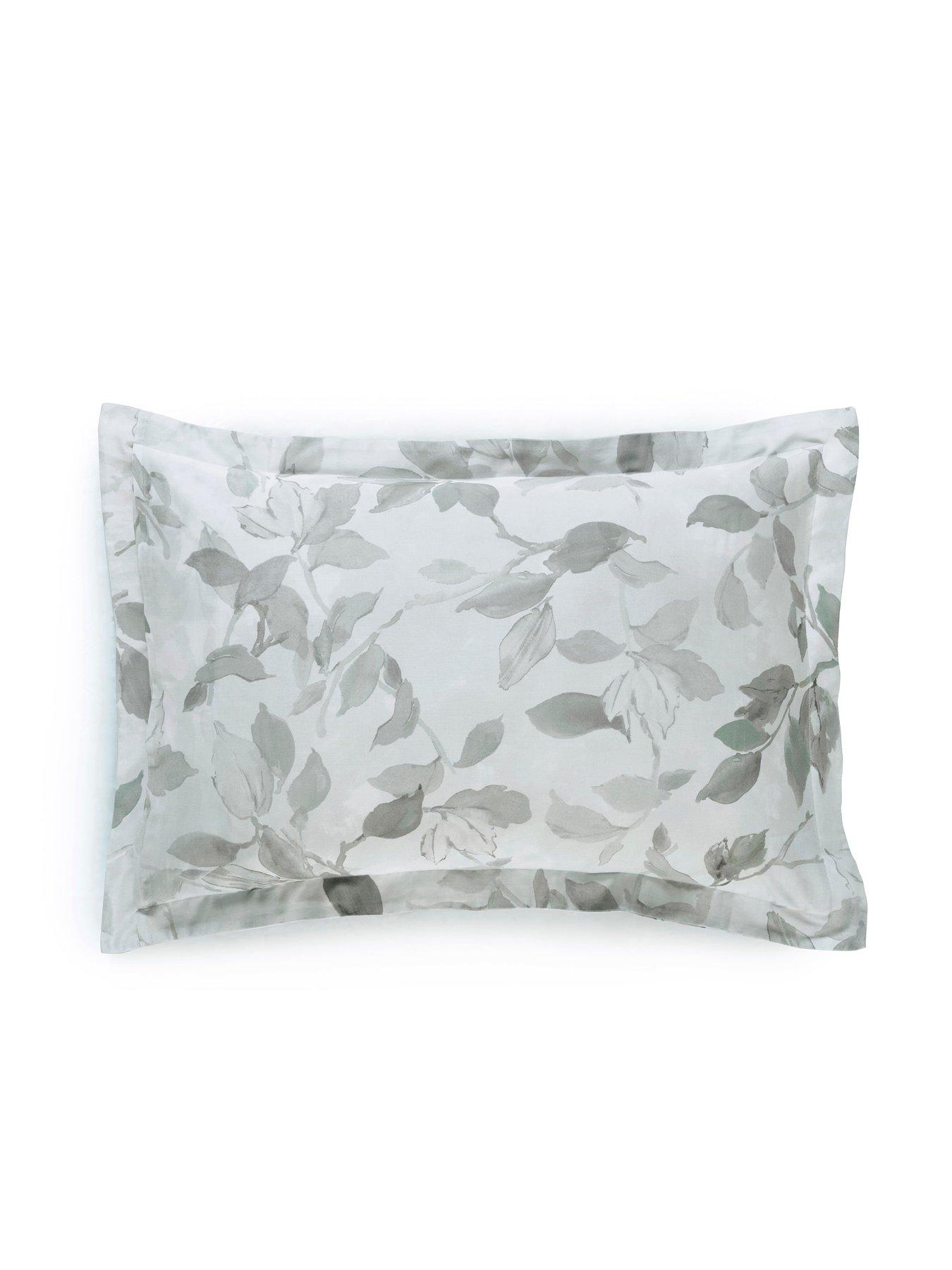 designers-guild-fleur-blanche-100-cotton-sateen-platinum-quilt-setdetail