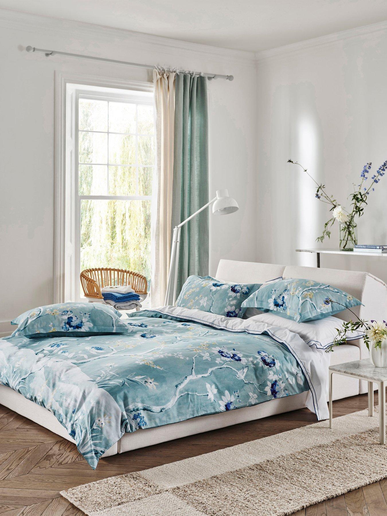 designers-guild-manohari-100-cotton-sateen-delft-blue-quilt-set