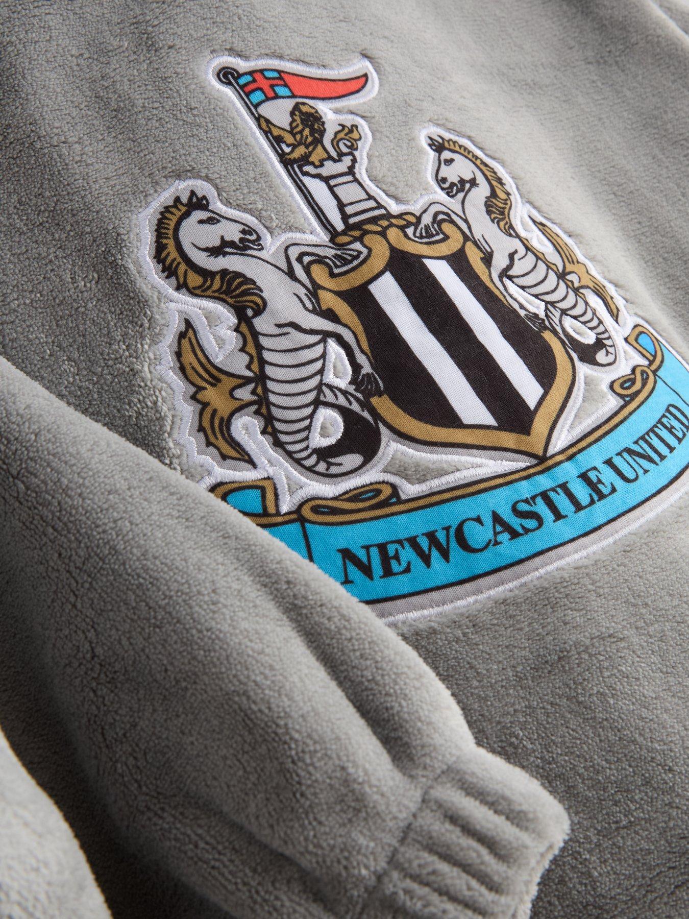 Image 3 of 4 of The Very Collection Newcastle FC Crest Hooded Blanket - Grey