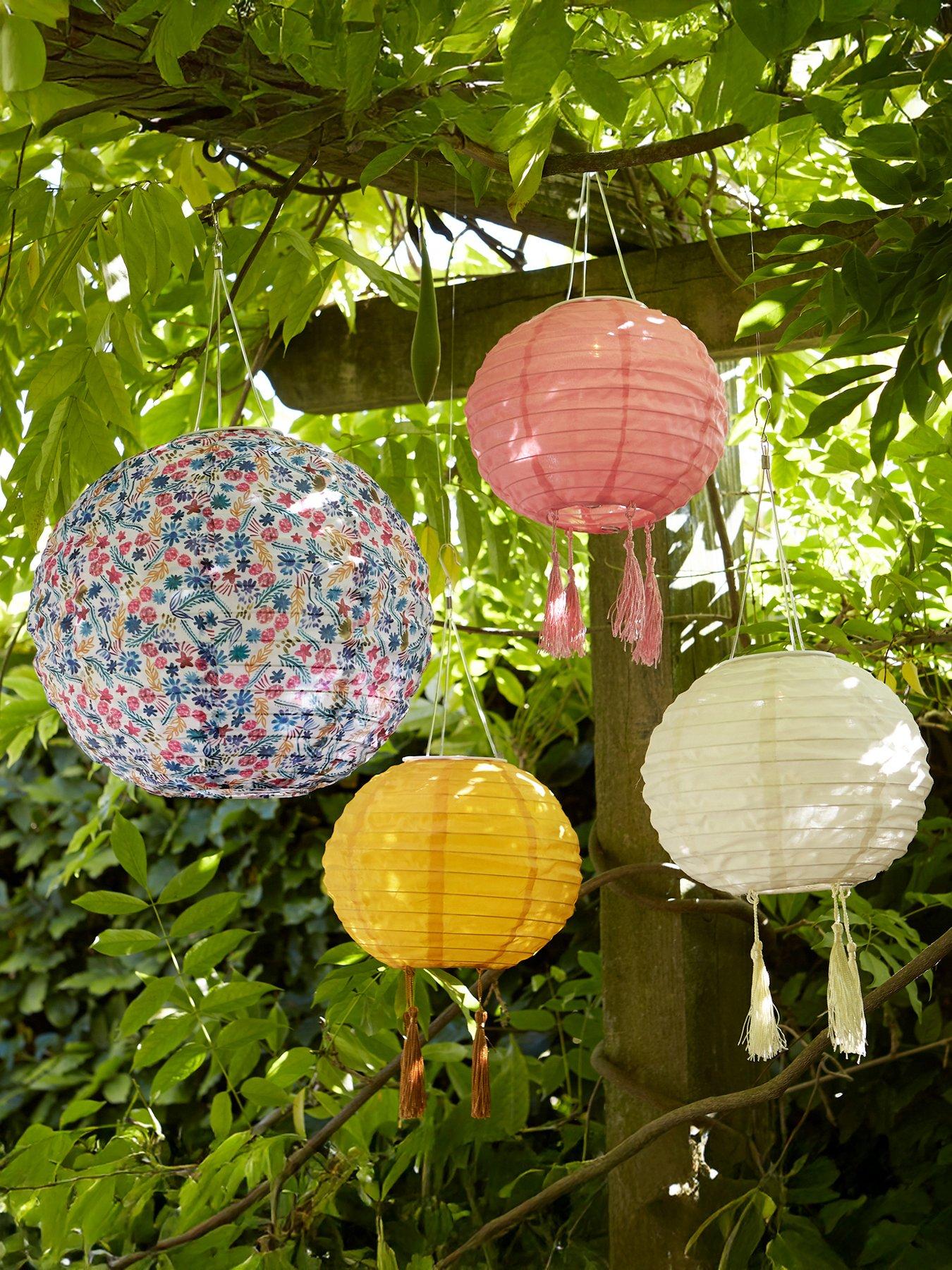 lights4fun-set-of-3-tassel-solar-lanternsoutfit
