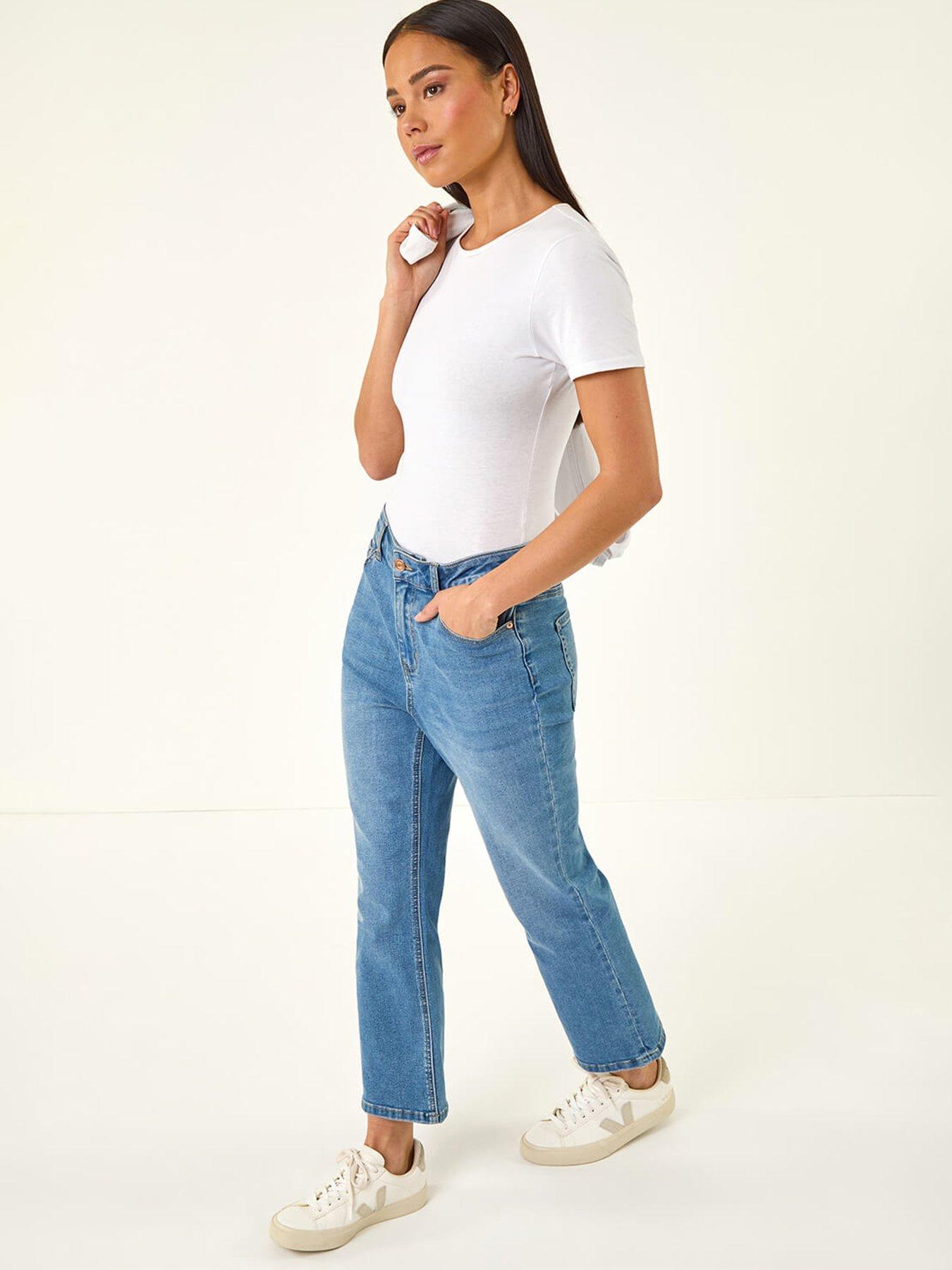 roman-petite-boocut-cropped-jeansoutfit