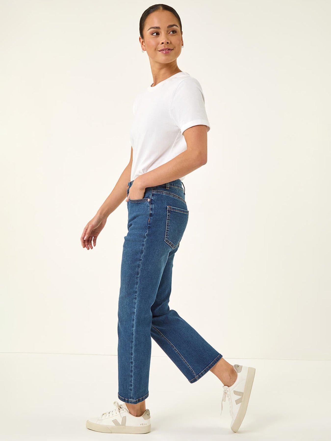 roman-petite-boocut-cropped-jeansoutfit