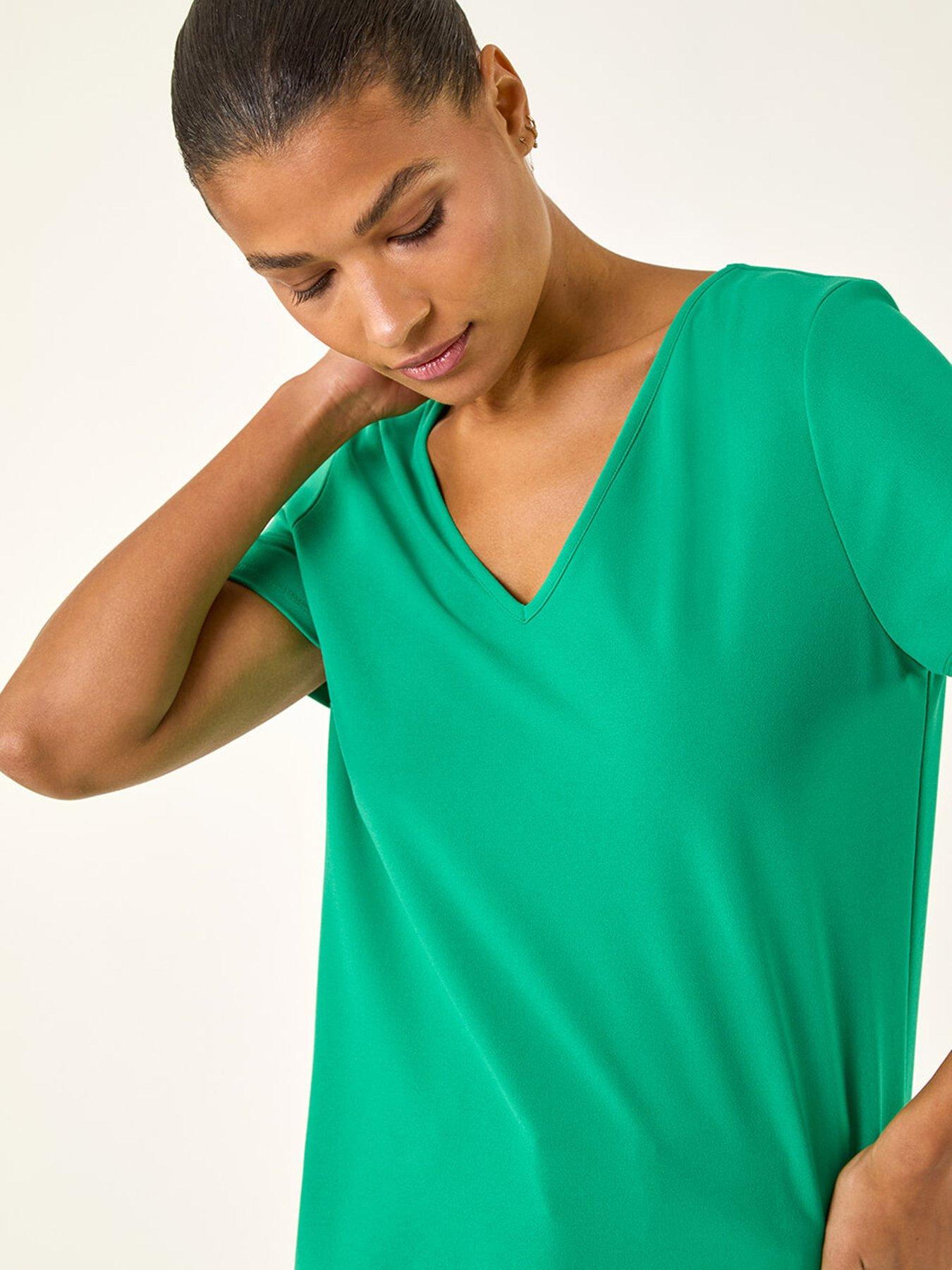 roman-scalloped-hem-v-neck-t-shirtoutfit