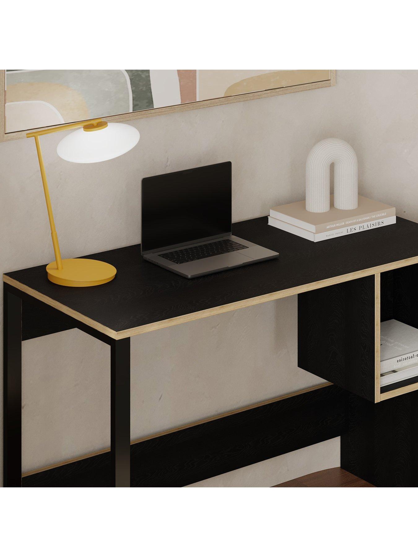 decortie-model-desk-blackoutfit