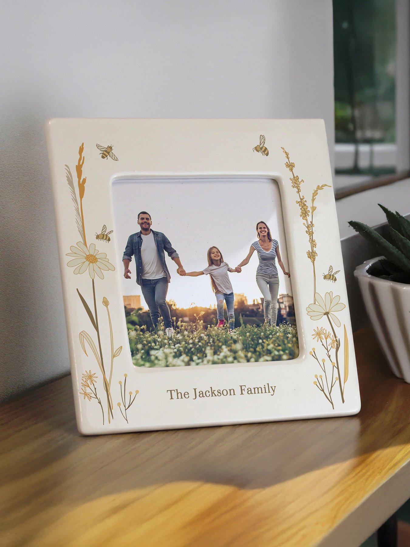 the-personalised-memento-company-personalised-bees-daisy-ceramic-4x4-frame