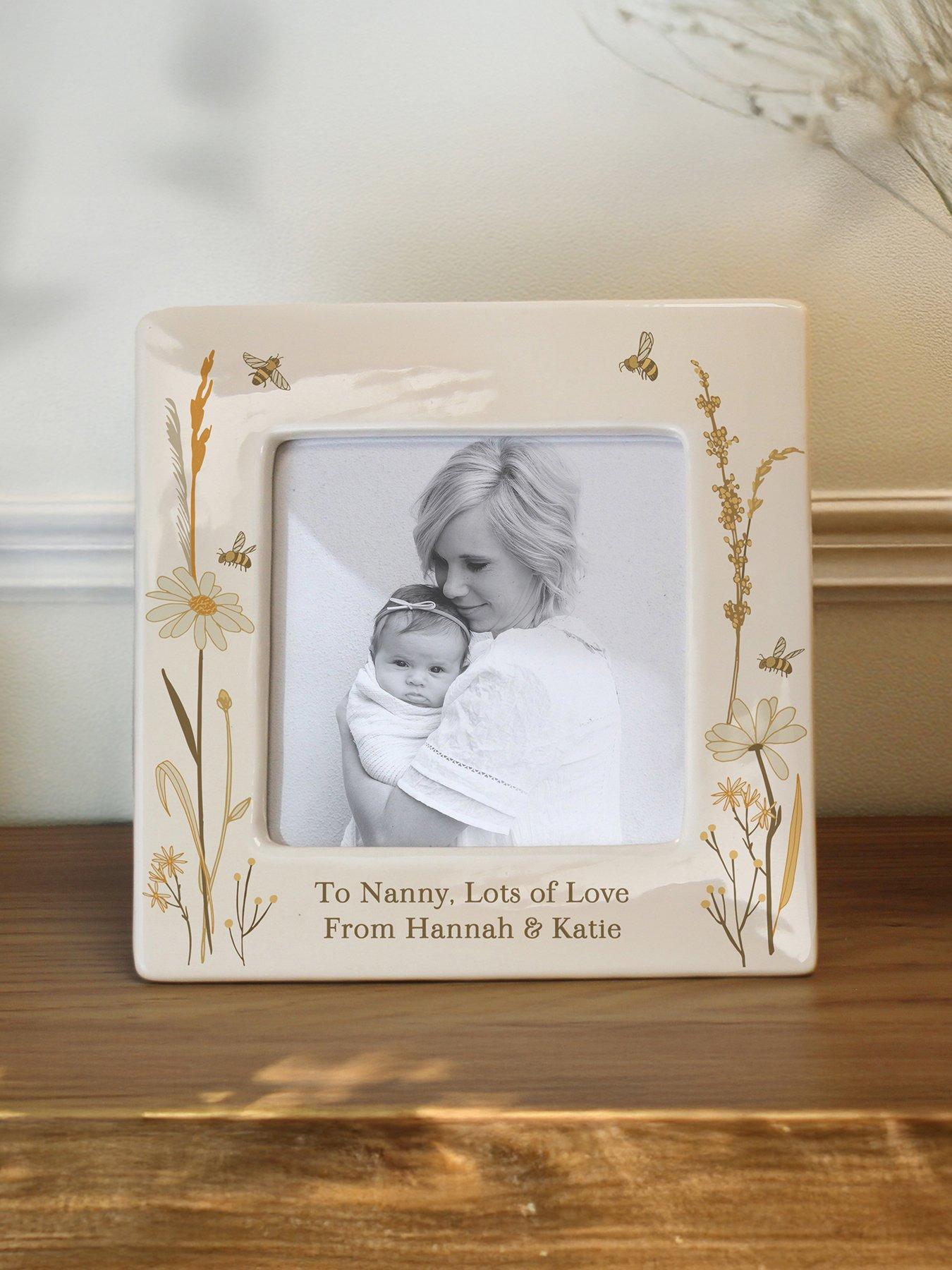 the-personalised-memento-company-personalised-bees-daisy-ceramic-4x4-framestillFront