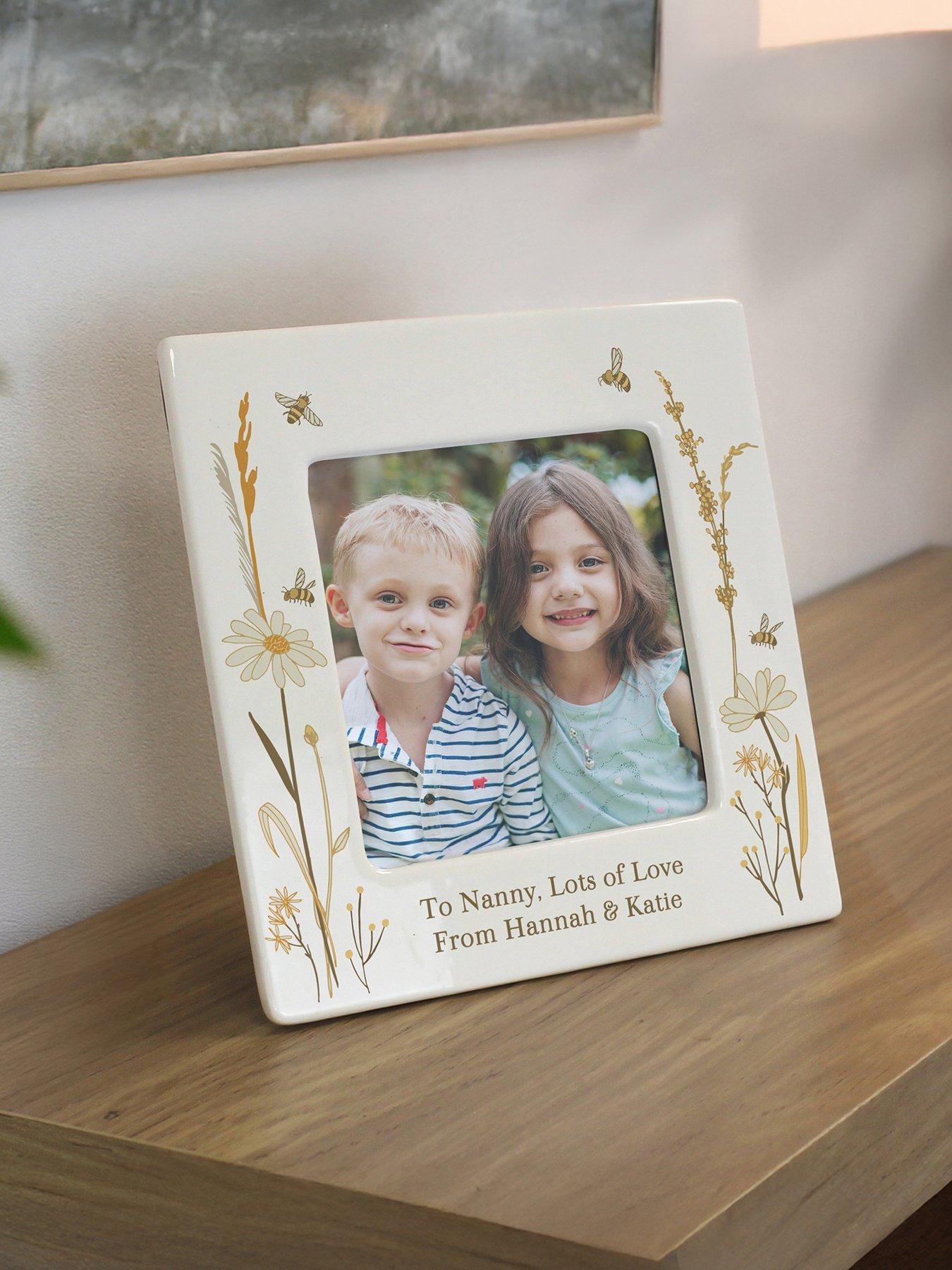 the-personalised-memento-company-personalised-bees-daisy-ceramic-4x4-frameback