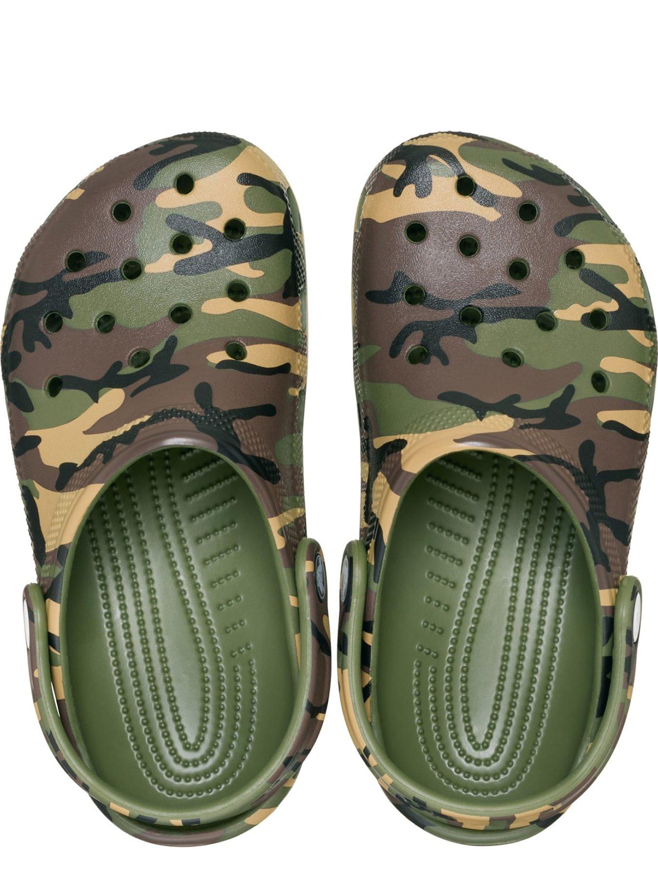 crocs-kids-classic-camouflage-clog-army-greenoutfit
