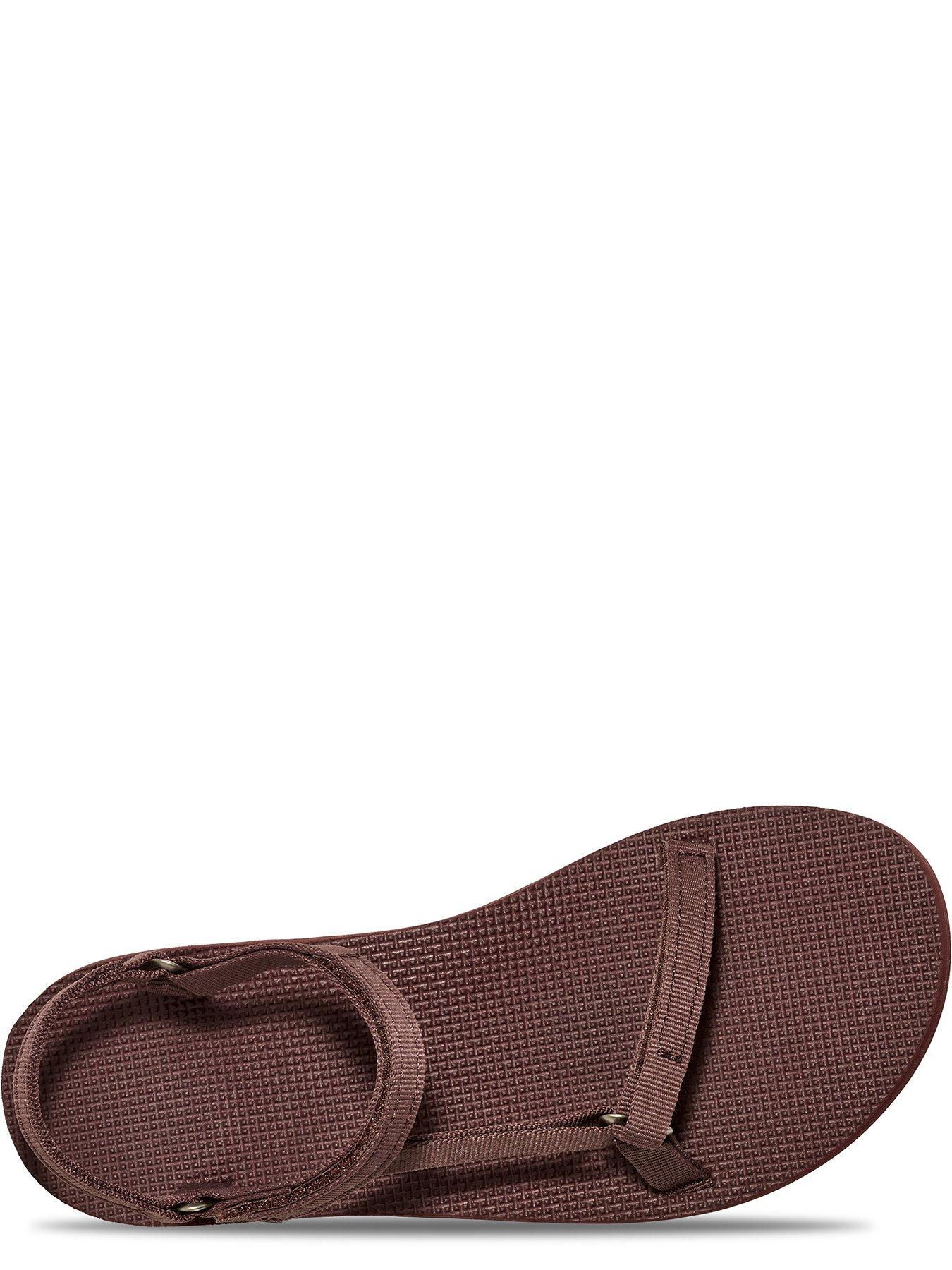 teva-original-universal-slim-brownoutfit