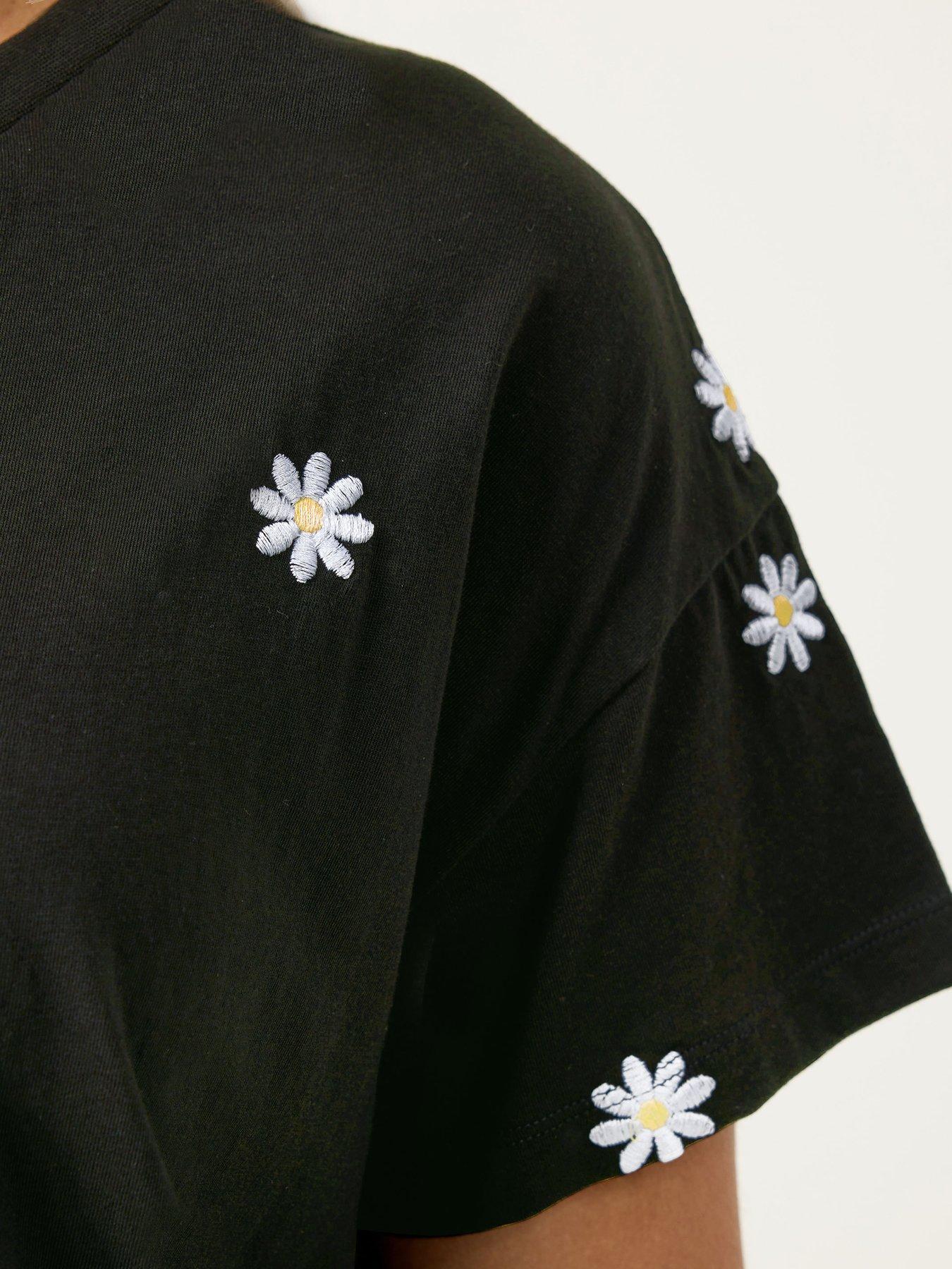 yours-curve-embroidery-daisy-t-shirt-blackoutfit