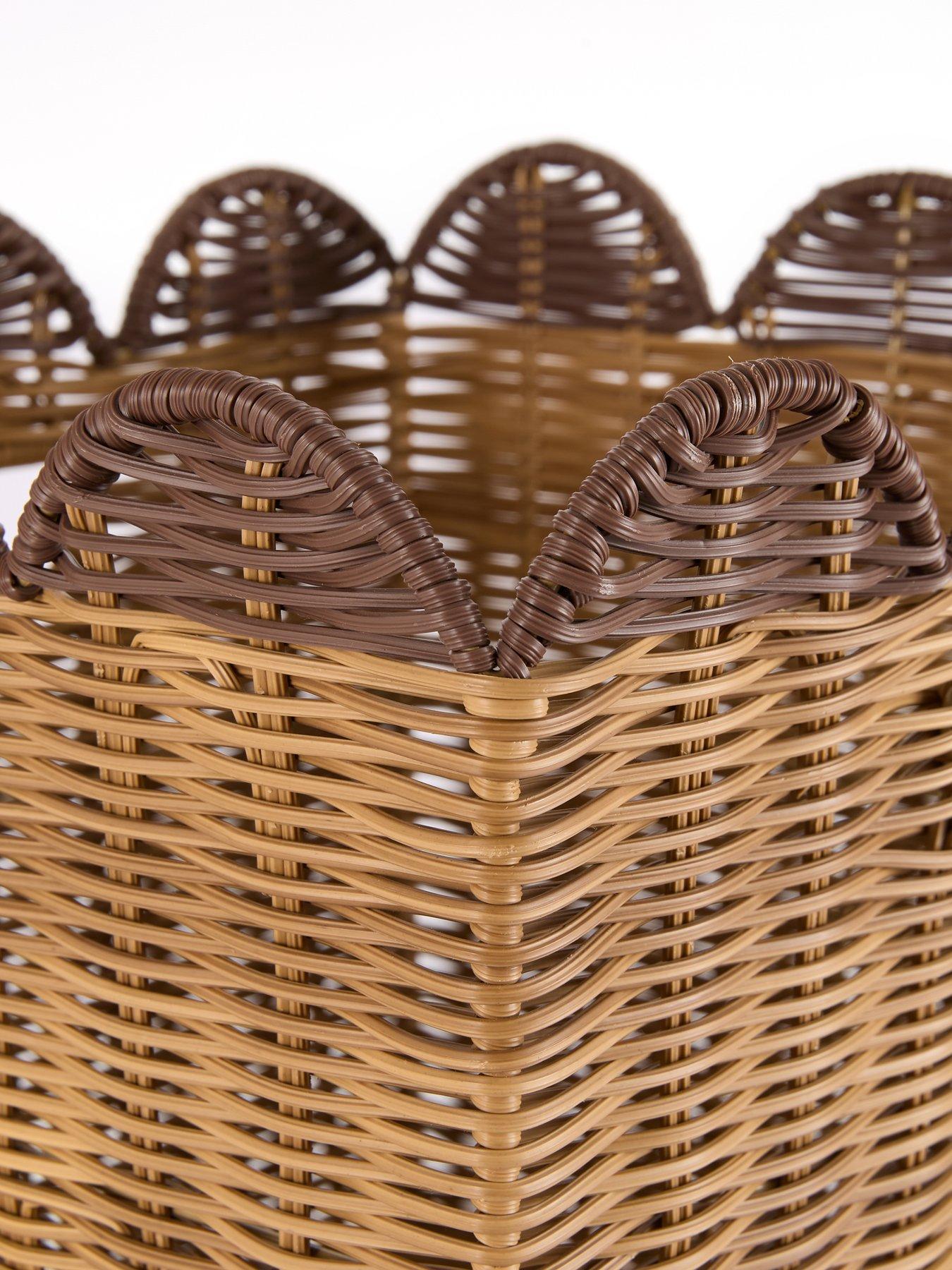 Image 4 of 8 of The Very Collection Scallop Edge Square Basket