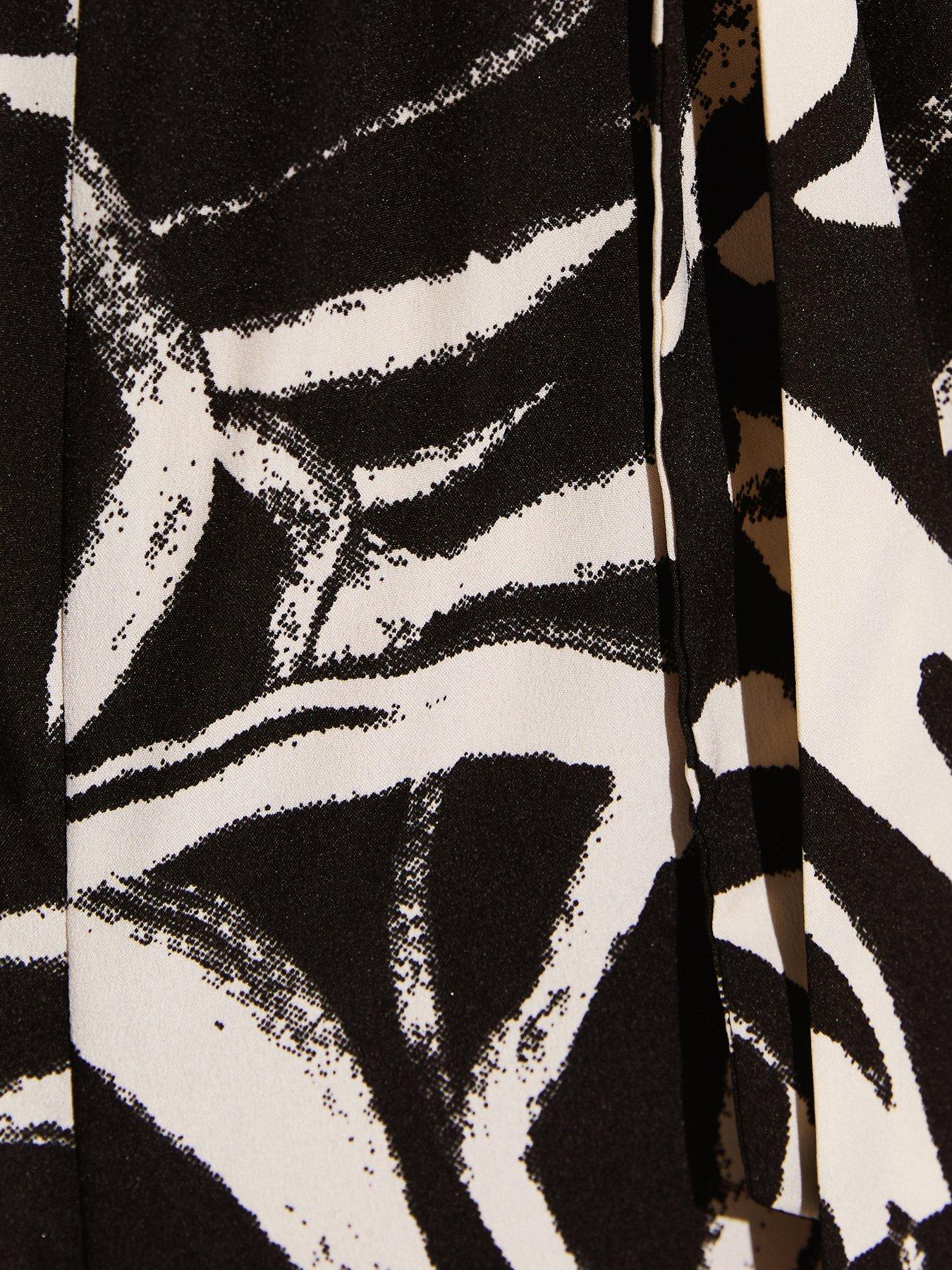 new-look-shell-print-bandeau-belted-beach-playsuit-blackdetail