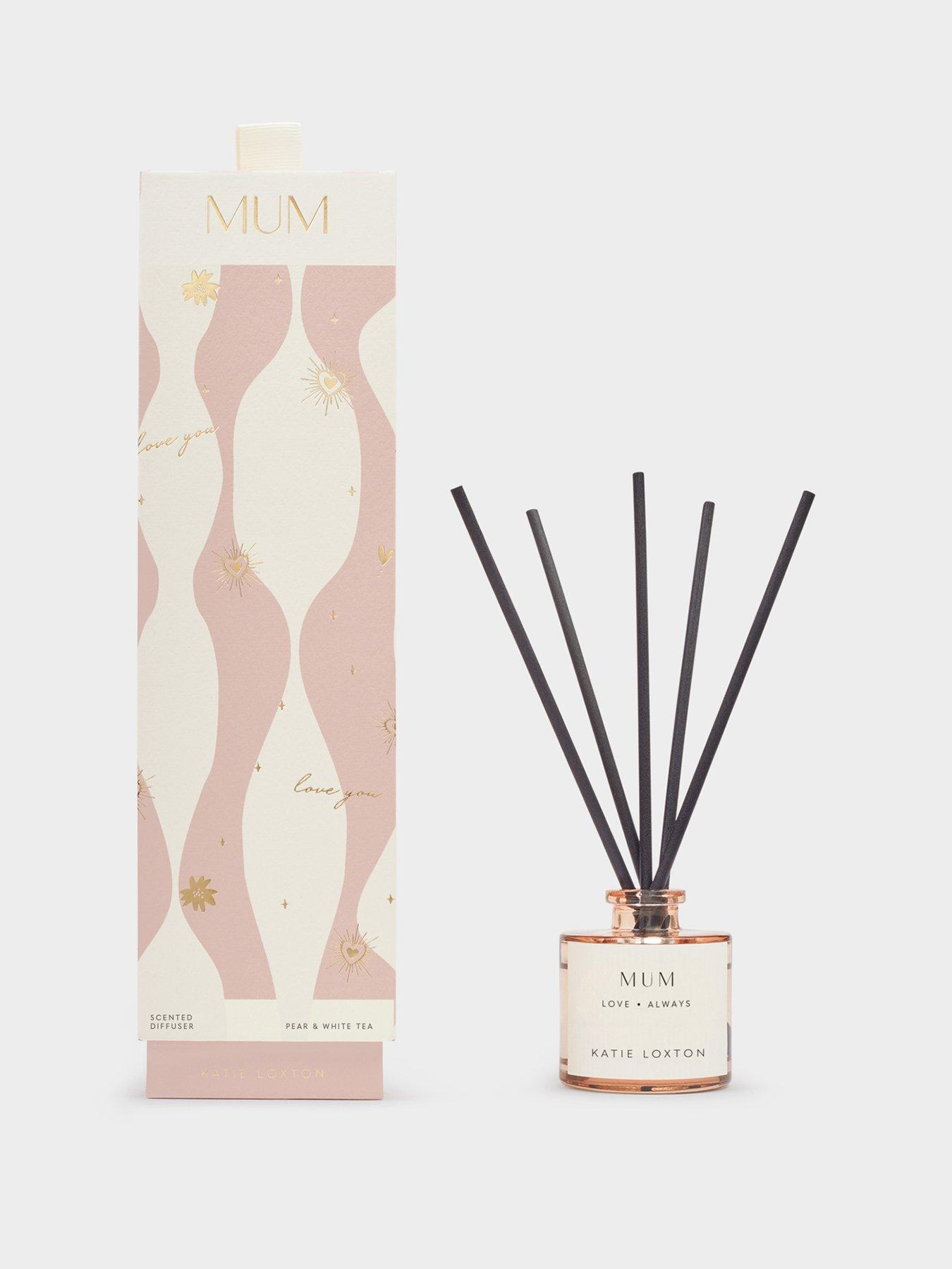katie-loxton-sentiment-reed-diffuser-mum-english-pear-and-white-tea-82cm-x-64cm-x-64cm