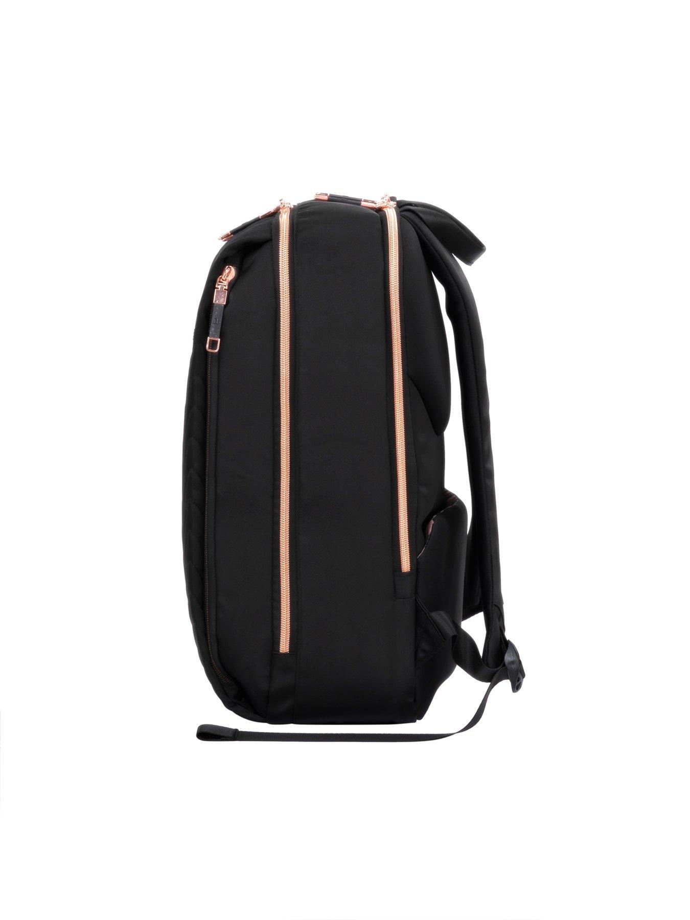 it-luggage-bewitching-black-backpackoutfit