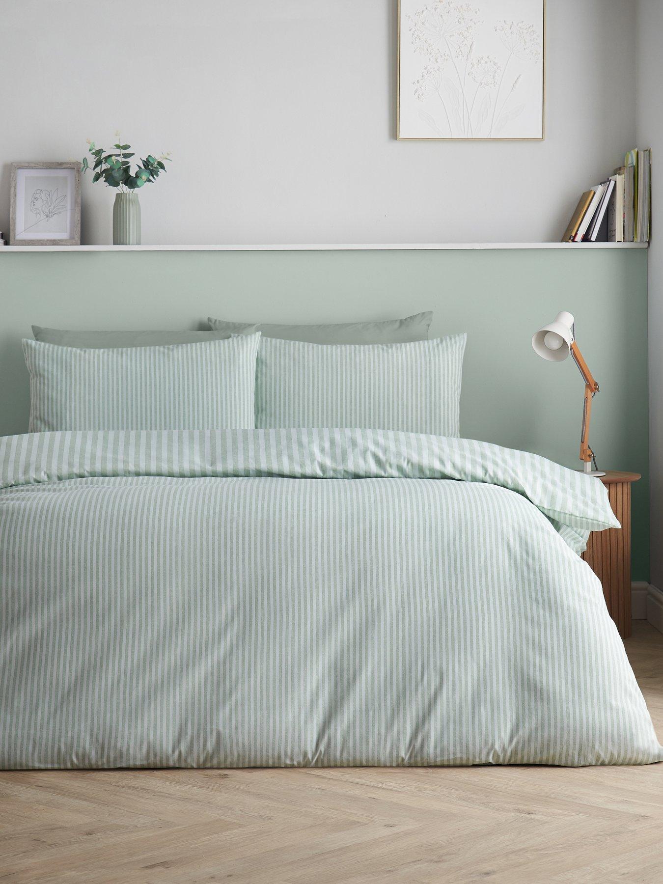 catherine-lansfield-epping-textured-stripe-green-duvet-setoutfit