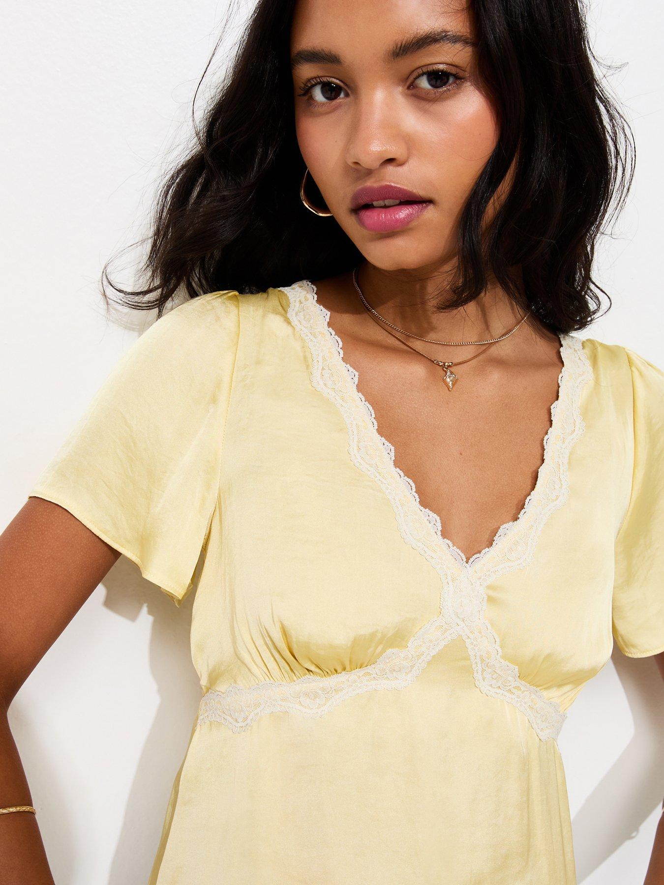 new-look-lace-trim-flutter-sleeve-satin-tea-top-light-yellowoutfit