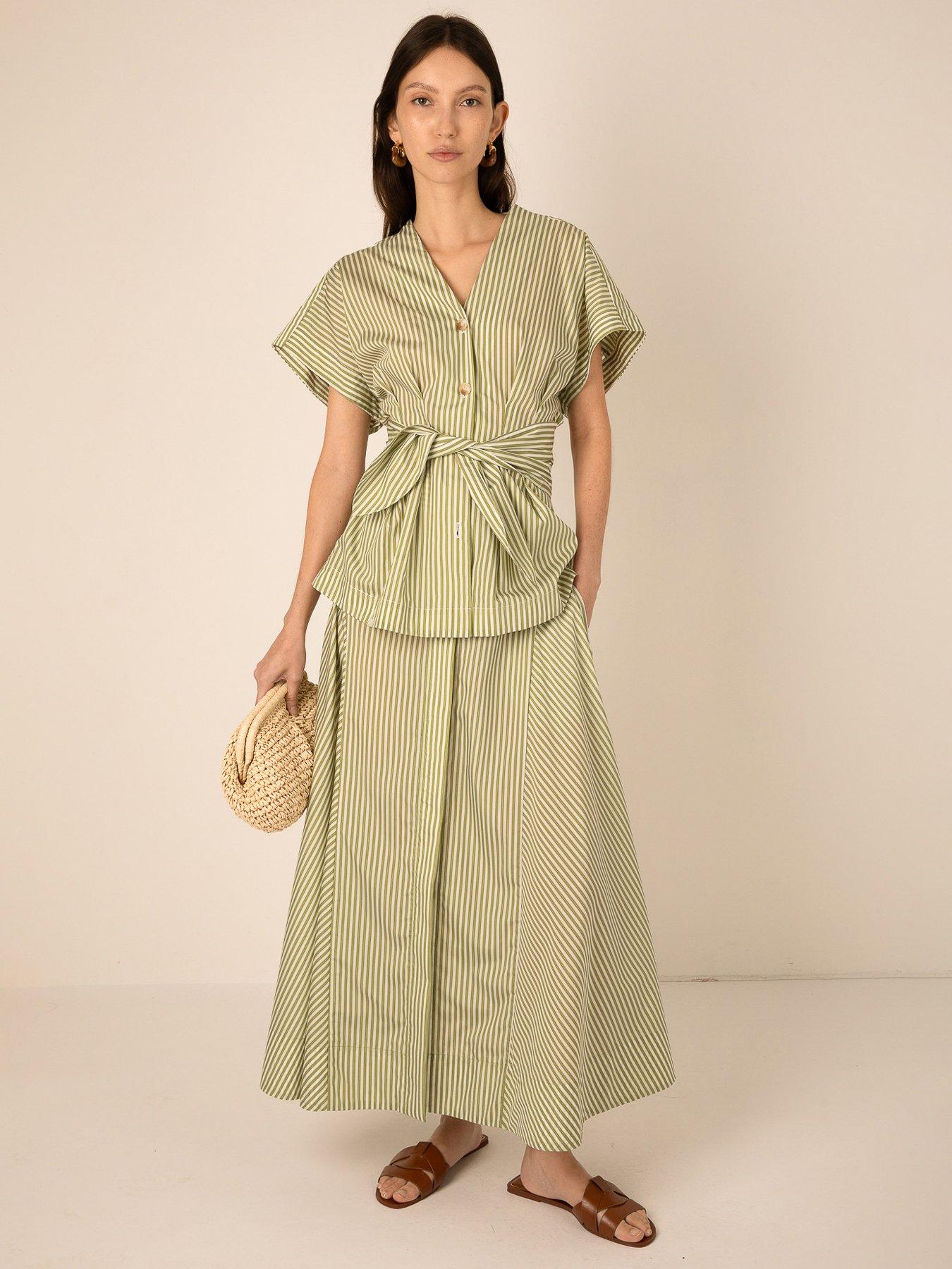 Vi.ve.re Reese V Neck Waisted Top