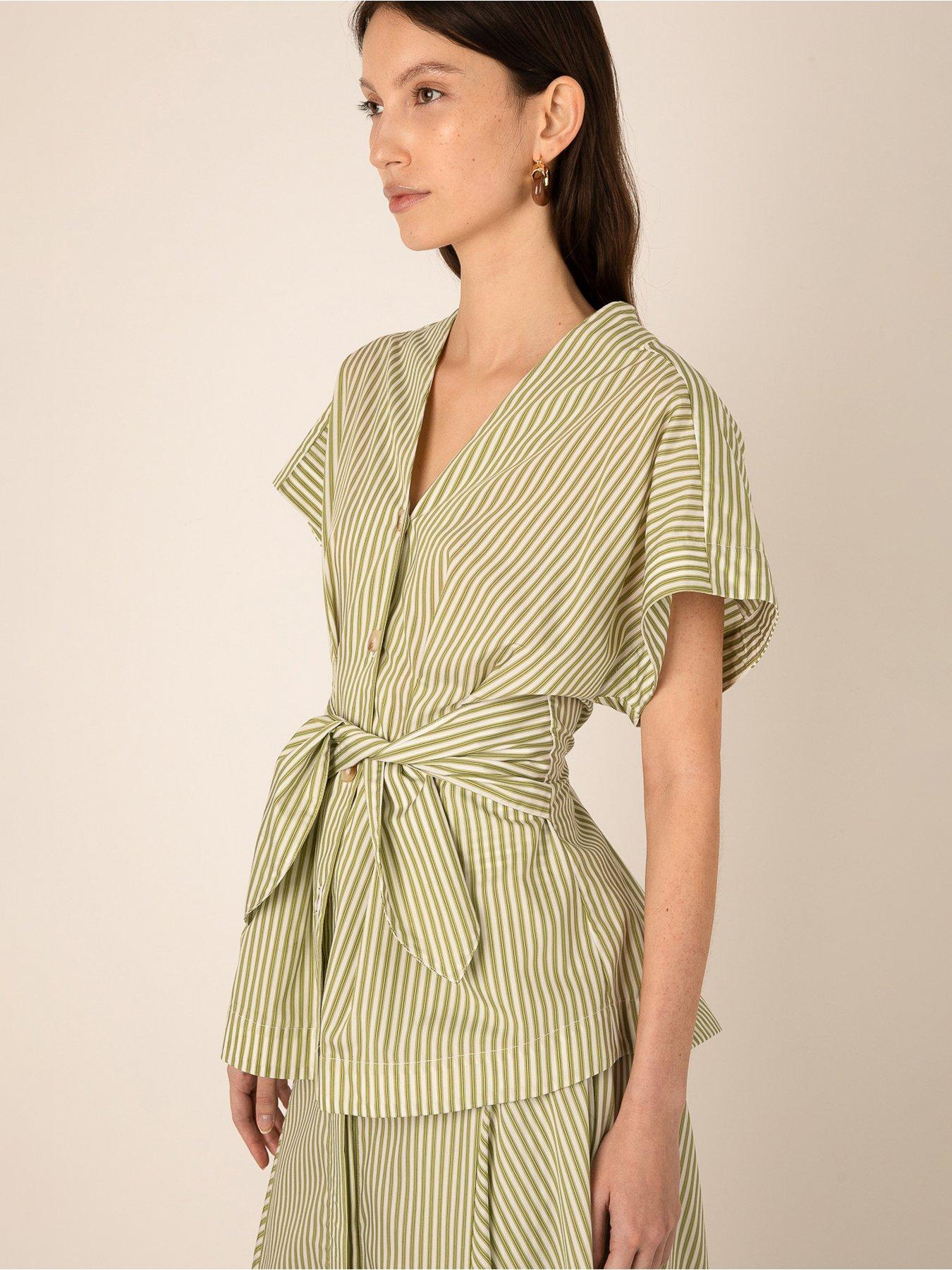 vivere-reese-v-neck-waisted-topdetail