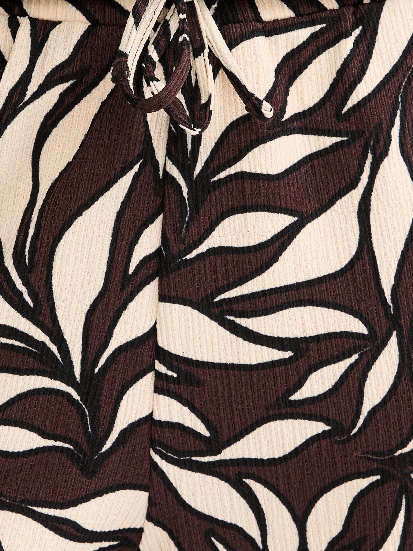 new-look-leaf-print-crinkle-texture-wide-leg-trousers-browndetail