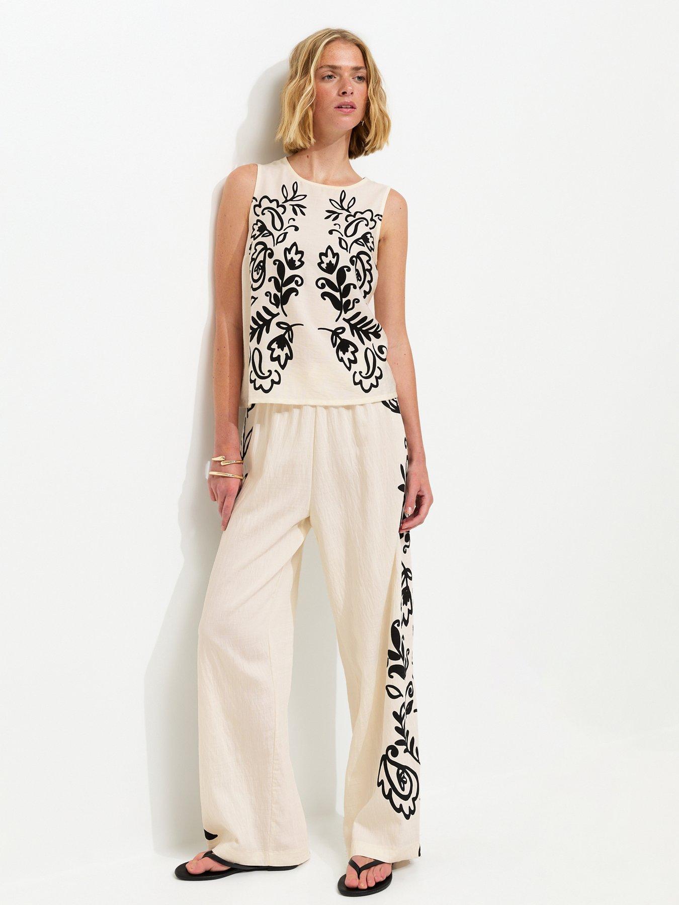 Image 3 of 6 of New Look Paisley Print Tank Top - White/Black