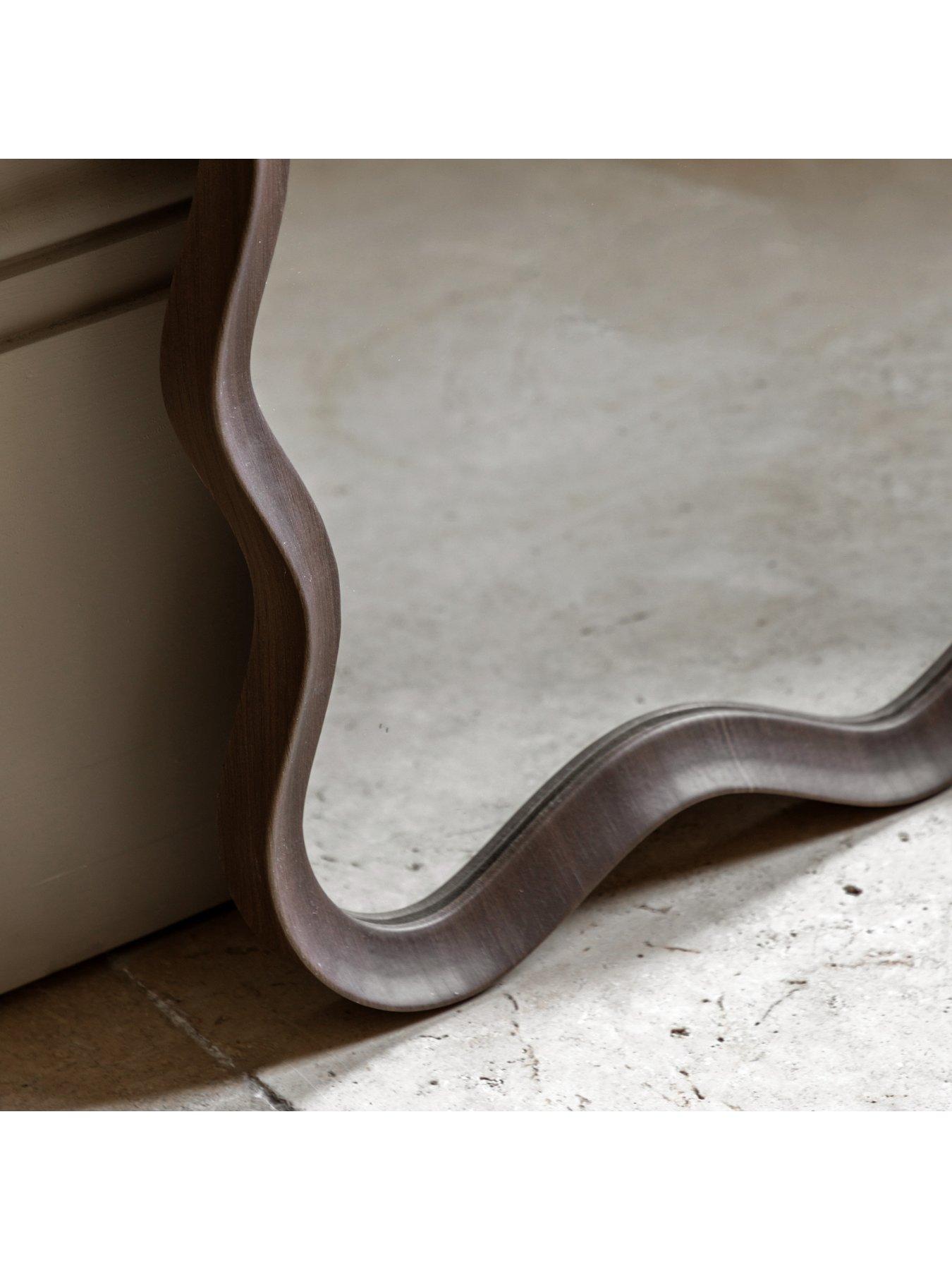 gallery-wiggle-leaner-mirror-walnut-500x30x1500mmdetail