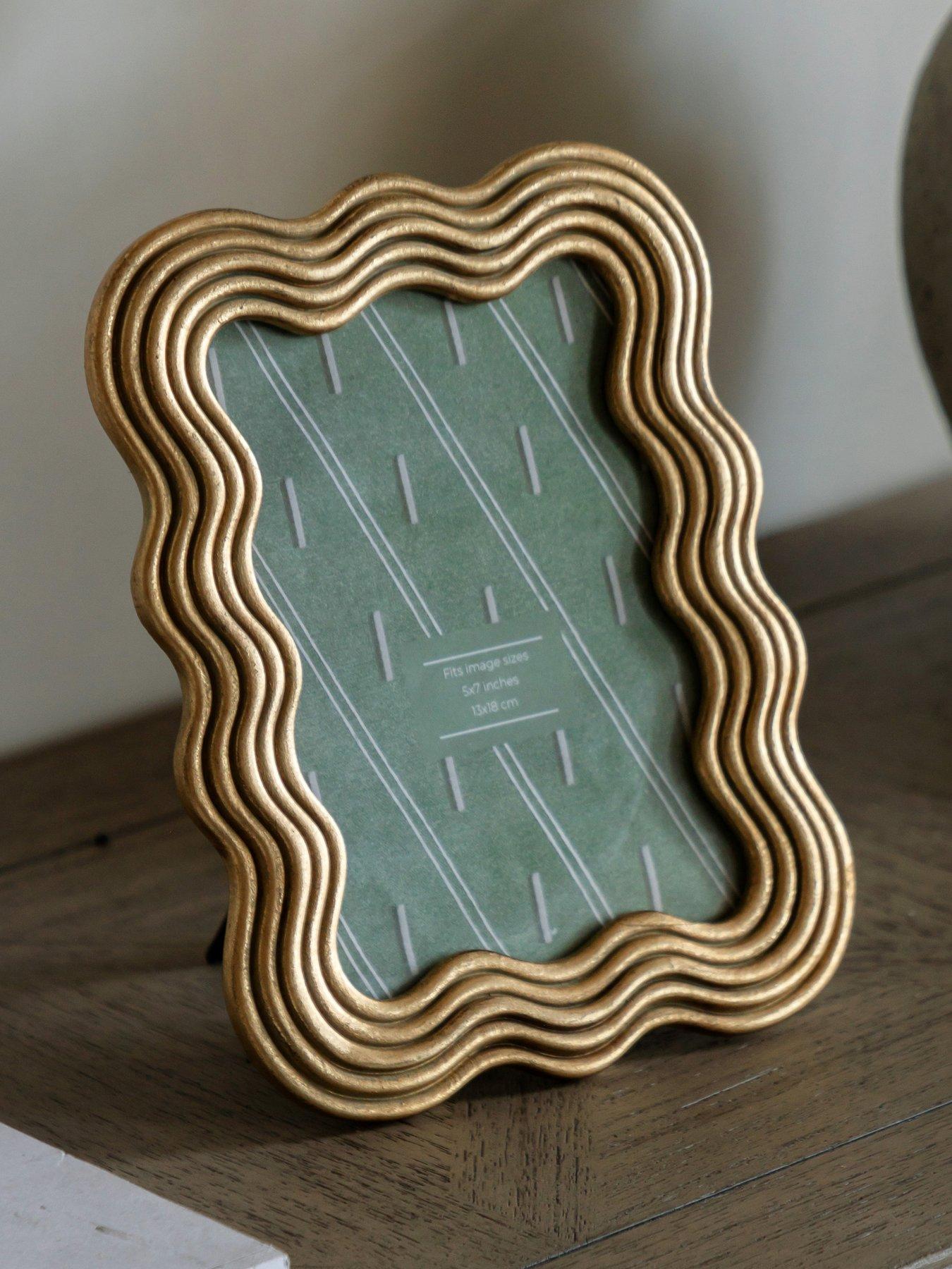 gallery-5x7-gold-wavy-photo-framefront