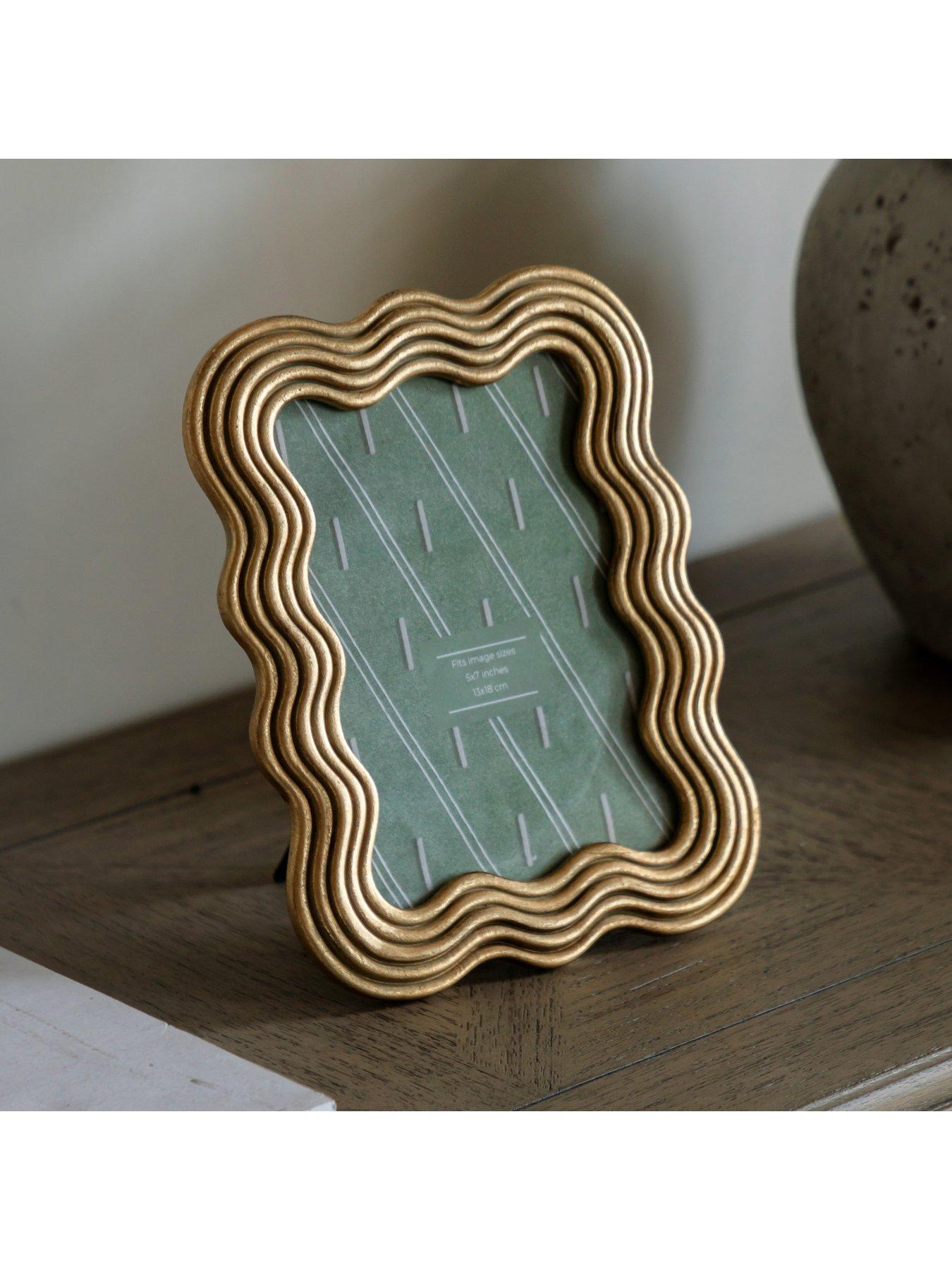 gallery-5x7-gold-wavy-photo-framedetail