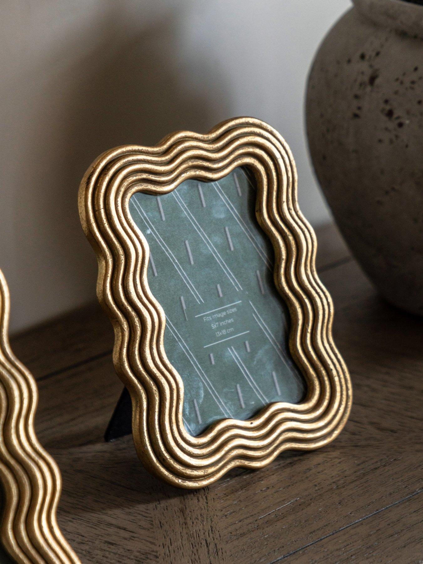 gallery-4x6-gold-wavy-photo-framefront