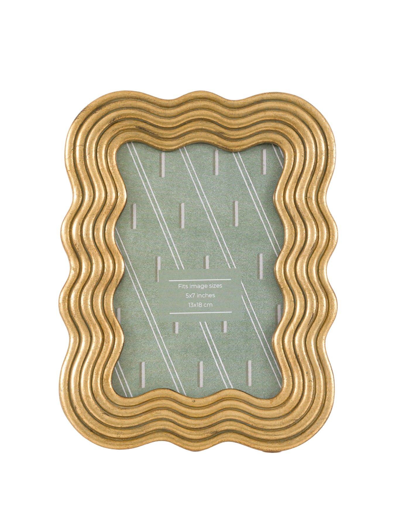 gallery-4x6-gold-wavy-photo-framestillFront