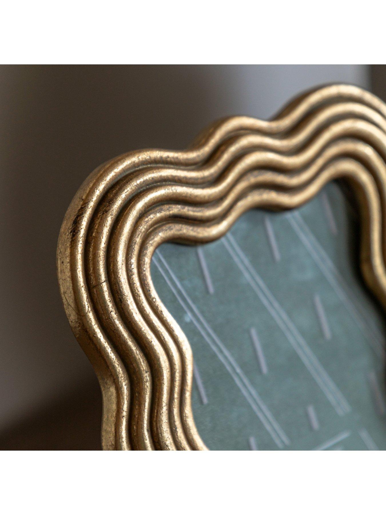 gallery-4x6-gold-wavy-photo-frameoutfit