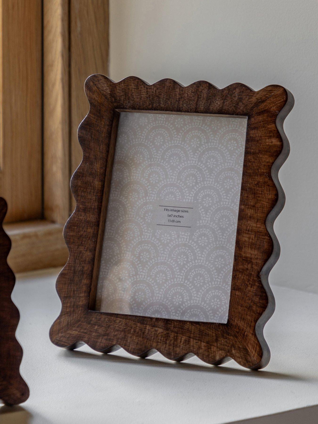 gallery-5x7-mango-wood-scallop-photo-framefront