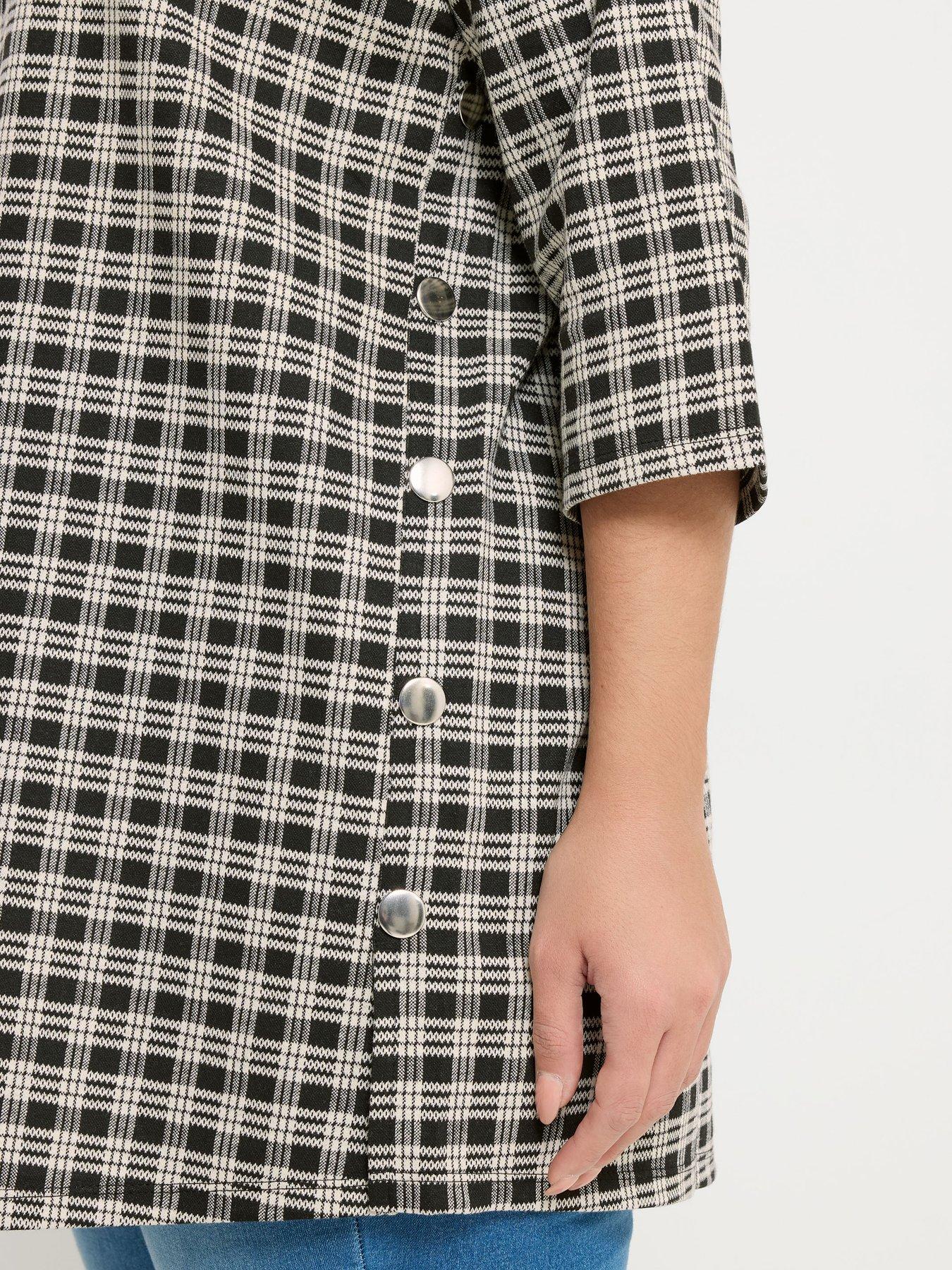 yours-curve-check-side-button-detail-top-blackoutfit