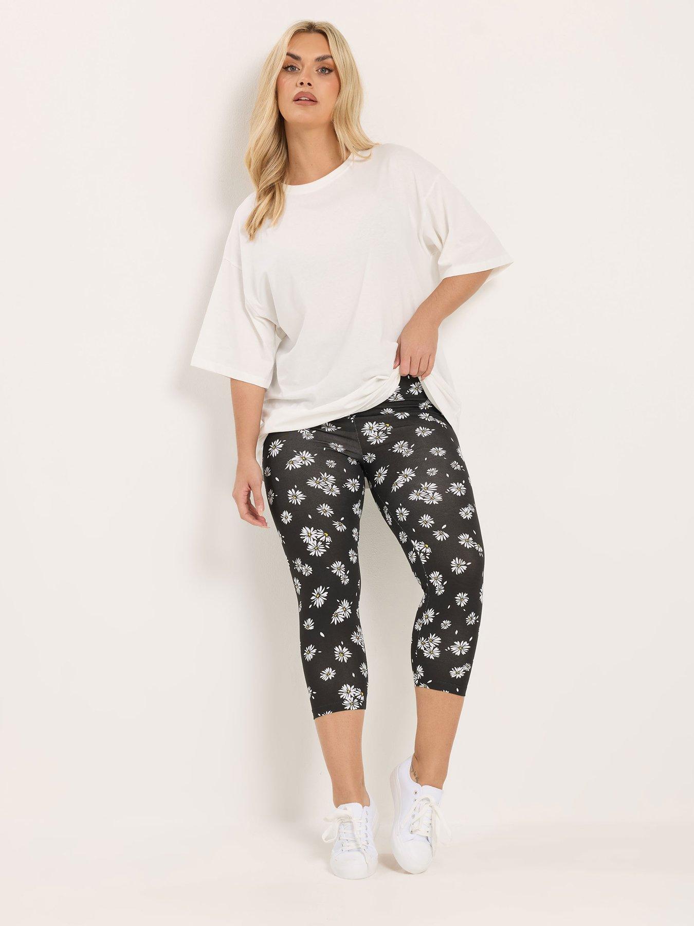 Image 3 of 6 of Yours Curve 2 Pack Daisy Print Crop Leggings