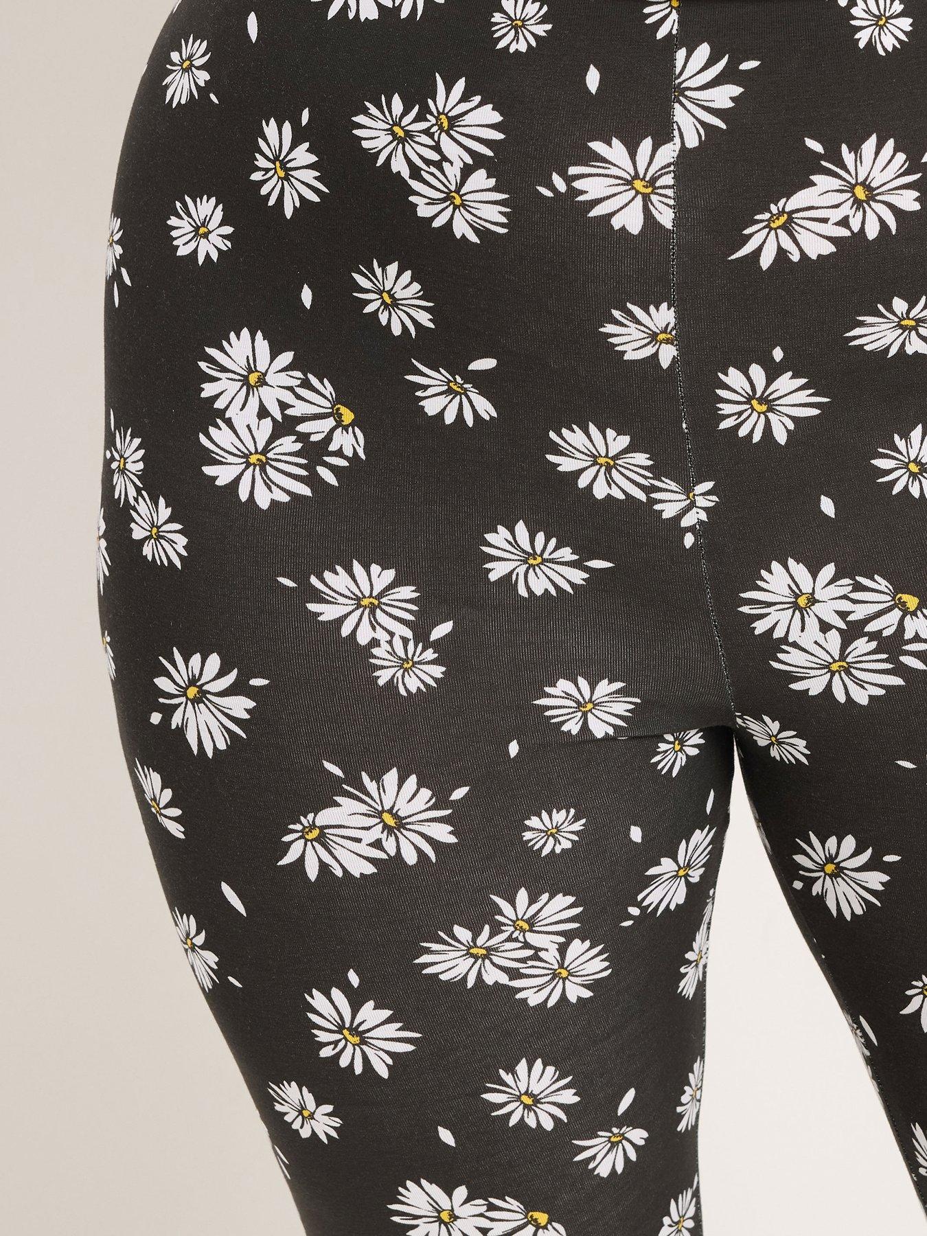 Image 5 of 6 of Yours Curve 2 Pack Daisy Print Crop Leggings