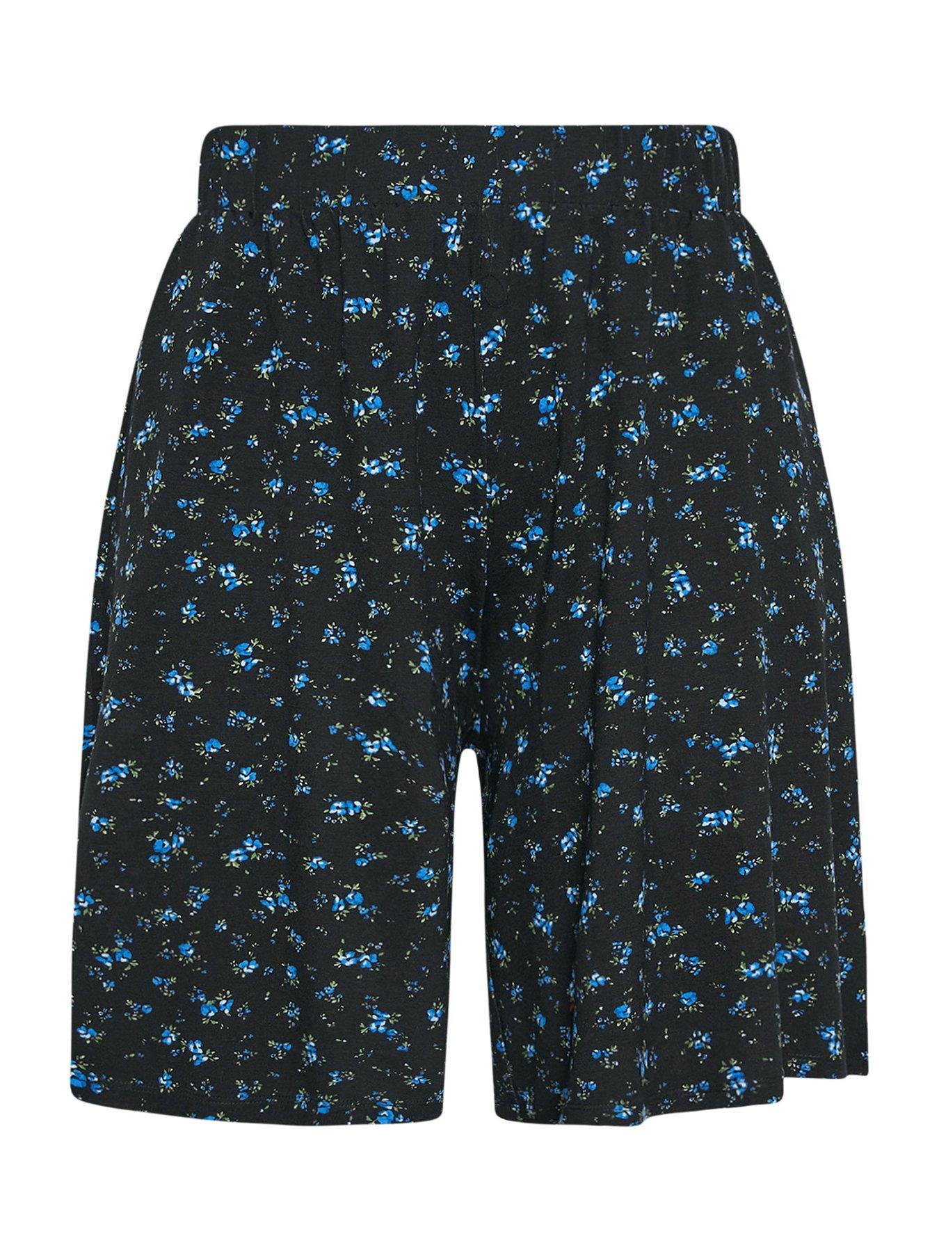 Image 5 of 5 of Yours Curve Jersey Crinkle Ditsy Print Shorts - Blue