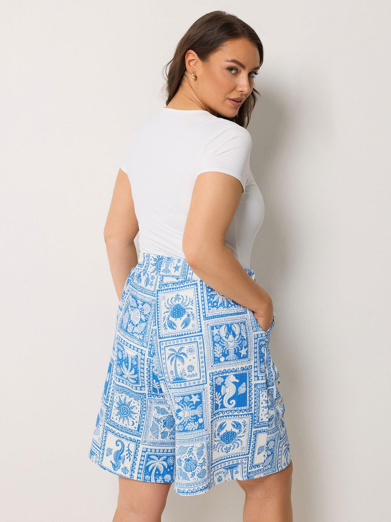 Image 2 of 5 of Yours Curve Jersey Crinkle Shorts - Blue